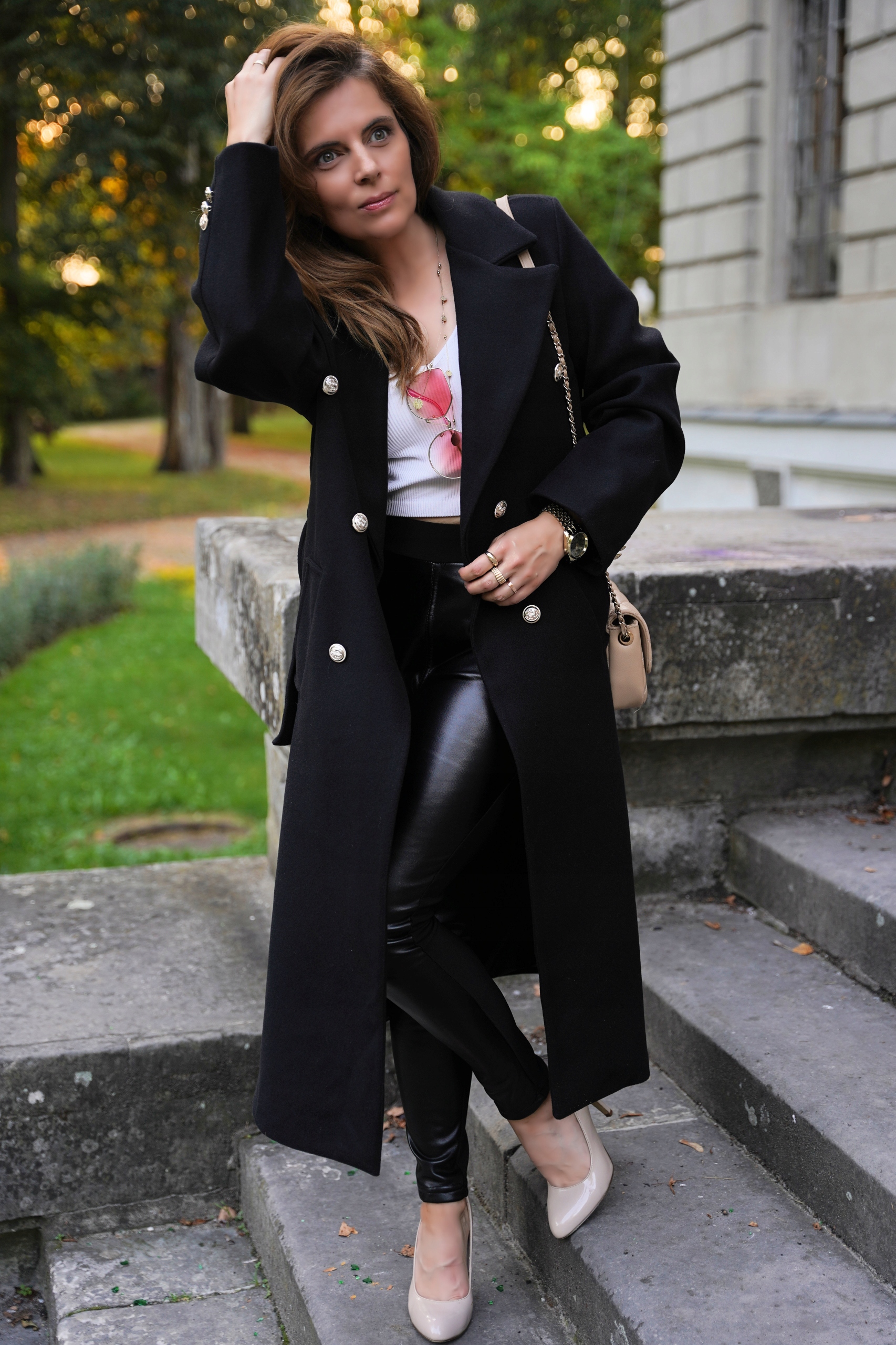 ELEGANCKI PŁASZCZ PRZEJŚCIOWY ZŁOTE GUZIKI CZARNY Model oversize, luźny