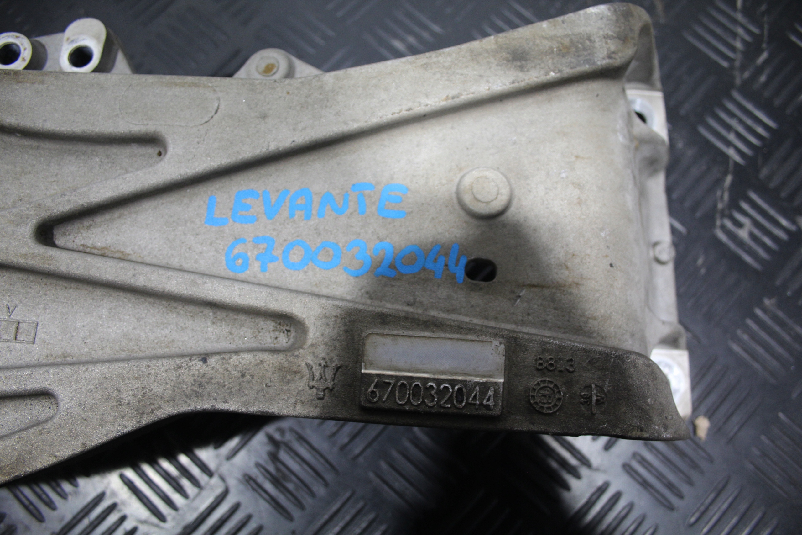 SUPPORT SUPPORT PLAQUE SUPPORT BOÎTE DE VITESSE MASERATI LEVANTE M161 670032044
