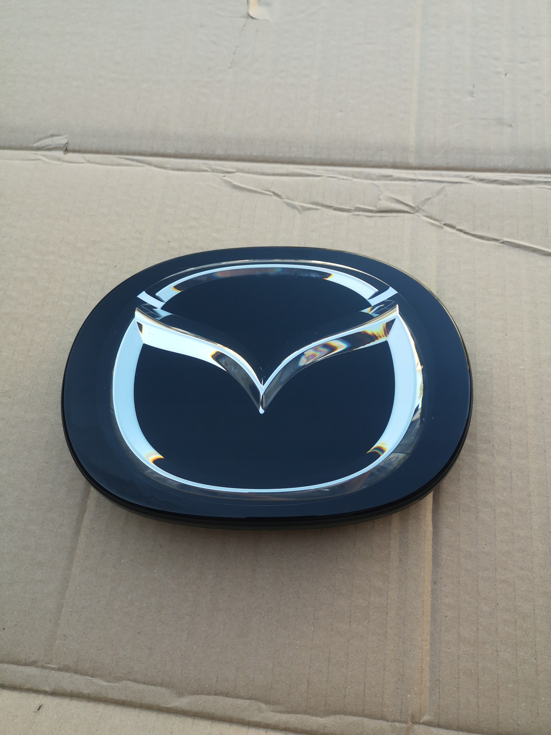 EMBLEMAT POD RADAR LOGO PRZÓD MAZDA CX5 CX9 2016+ K69A-51730