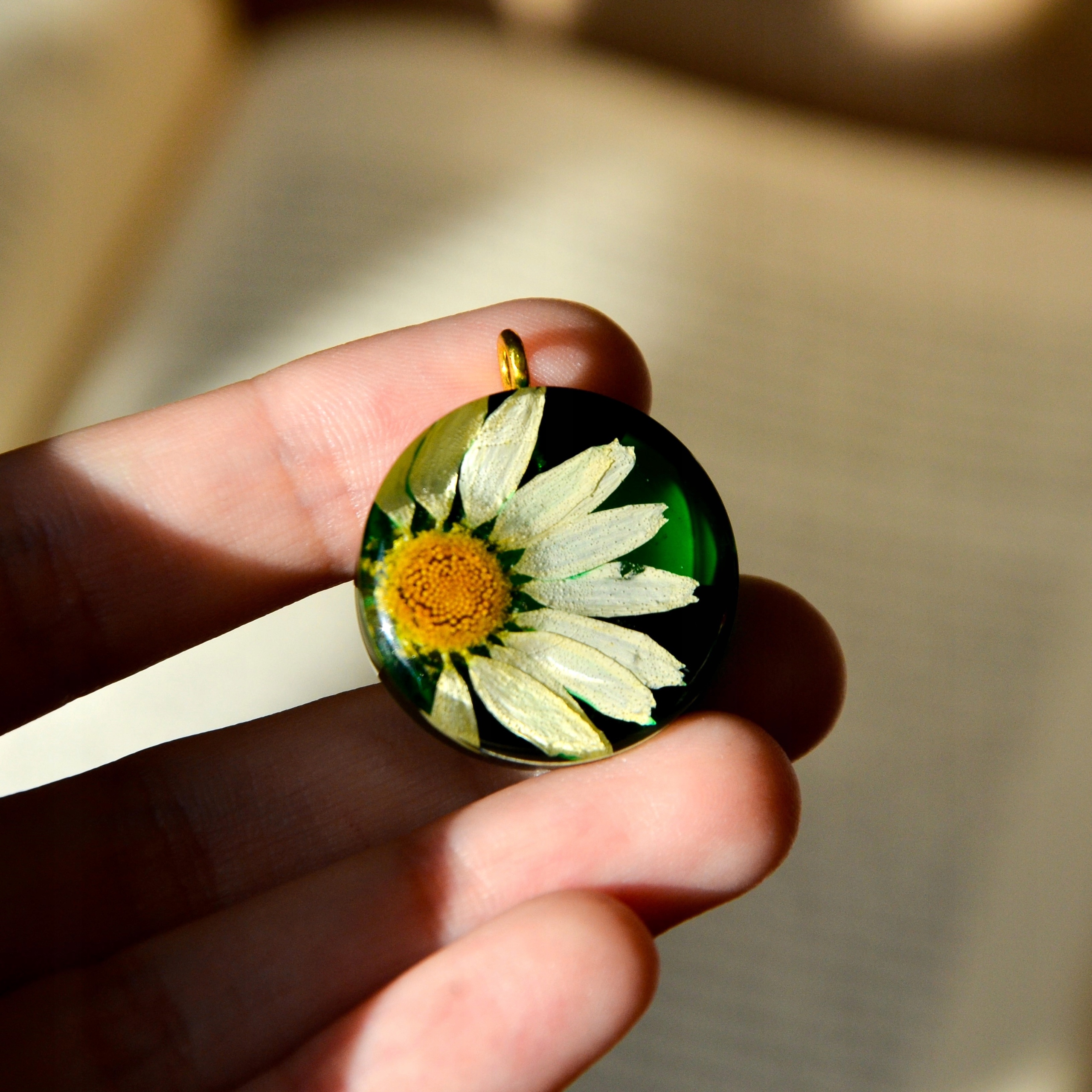 Naszyjnik, wisiorek z żywicy z rumiankiem zielony Marka Inna marka