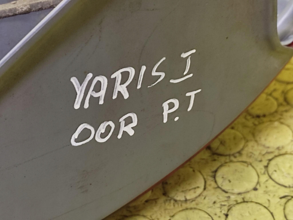 TOYOTA YARIS and light right rear part