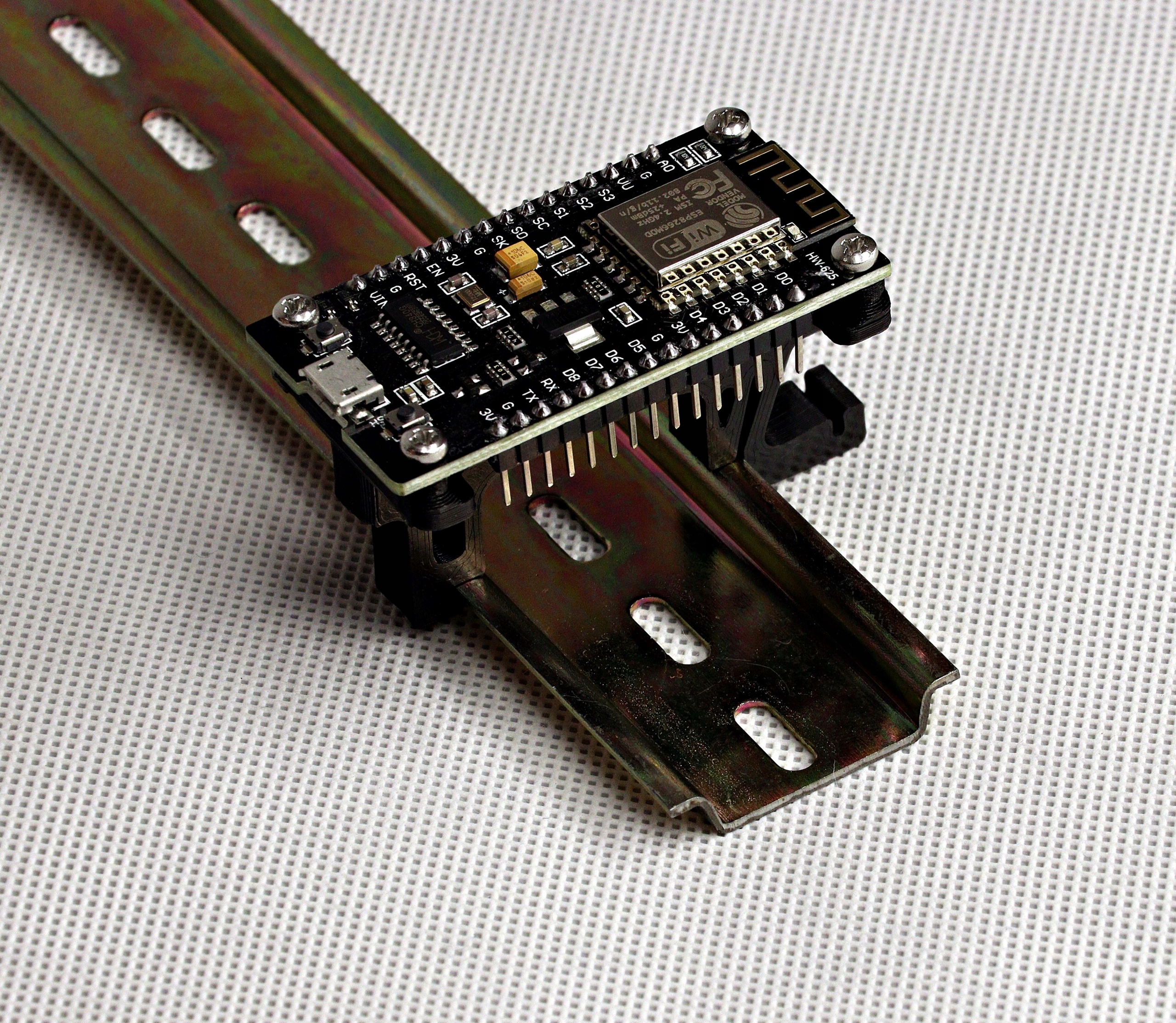 NodeMCU v3 Uchwyt montażowy na szynę DIN 35 Model DIN35-NodeMCUv3-PRO-T-2.5