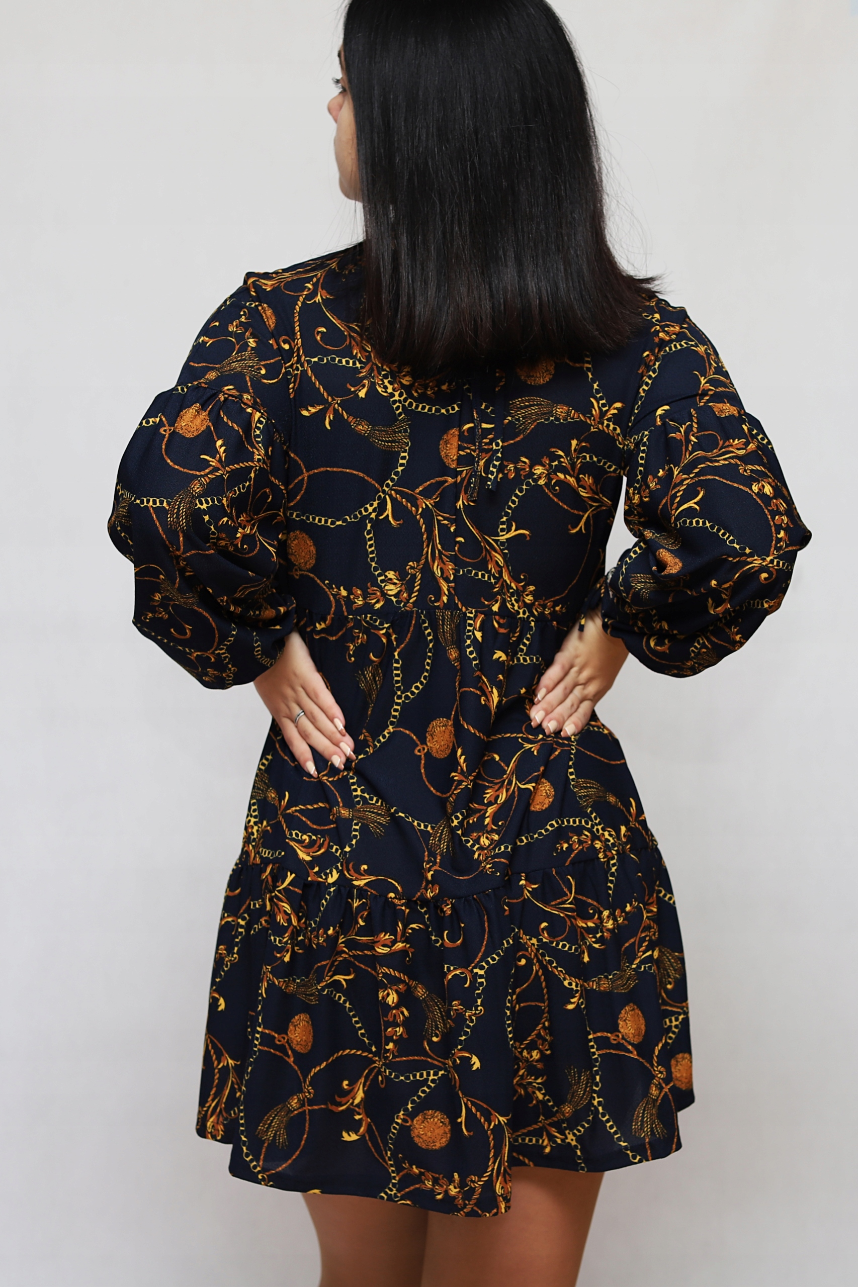 ROZKLOSZOWANA TRAPEZOWA SUKIENKA FALBANKI NADRUK Cechy dodatkowe falbana marszczenia print (nadruk)