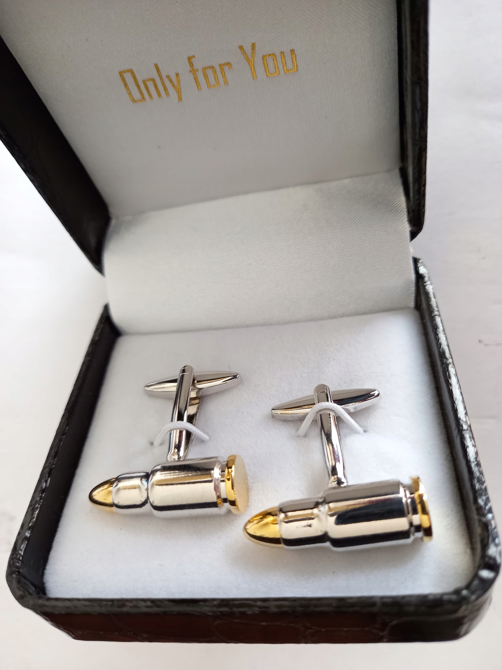 Pro vojákova myslivce jsou manžetové knoflíčky nábojem