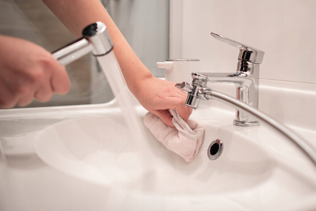 BIDETTA SŁUCHAWKA WĄŻ + AREATOR Z ZAWOREM 1/2 Kolor srebrny