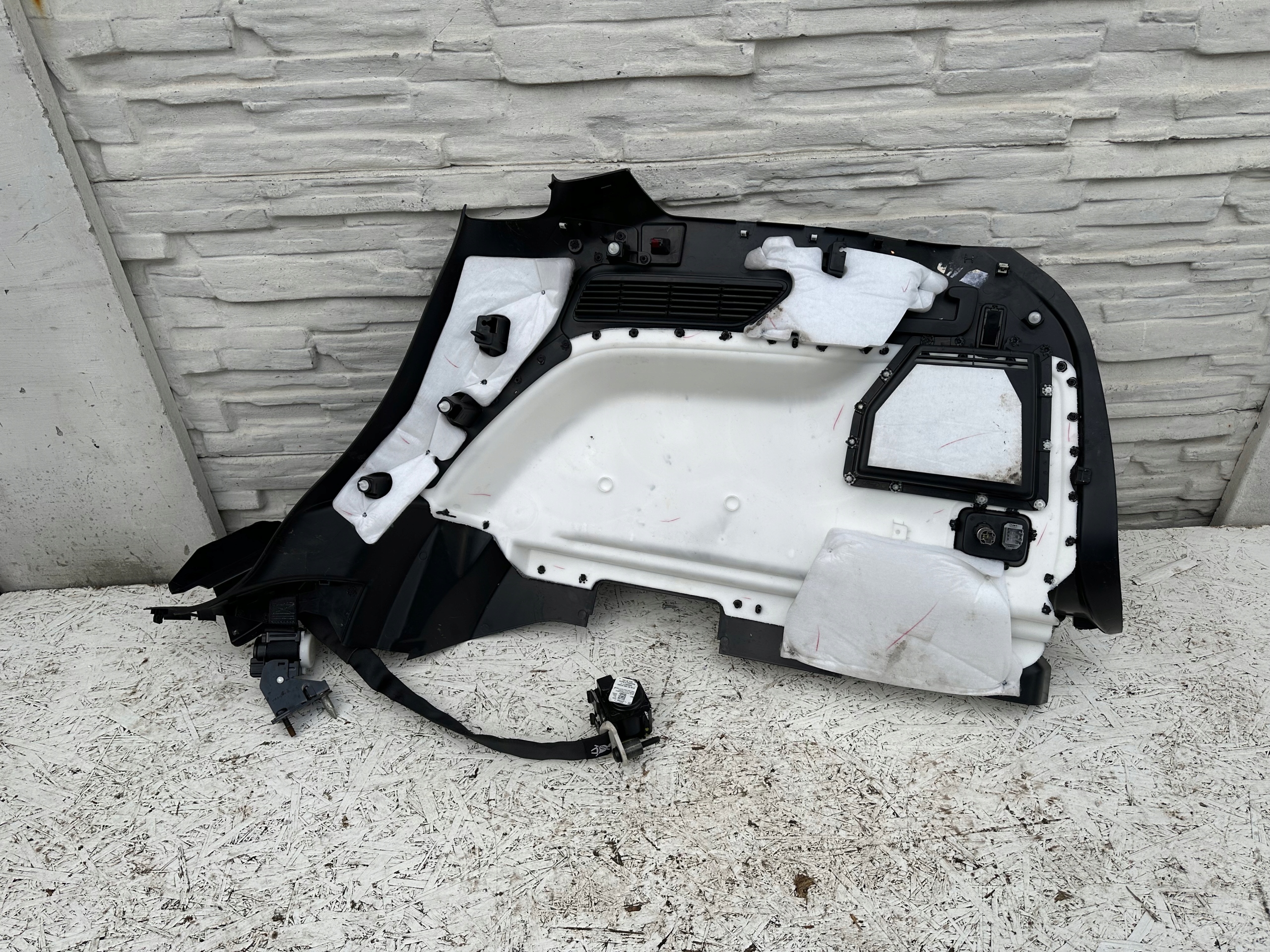 EDGE II MK2 TAPICERKA BAGAŻNIKA LEWA PAS TYLNY Producent części Ford OE