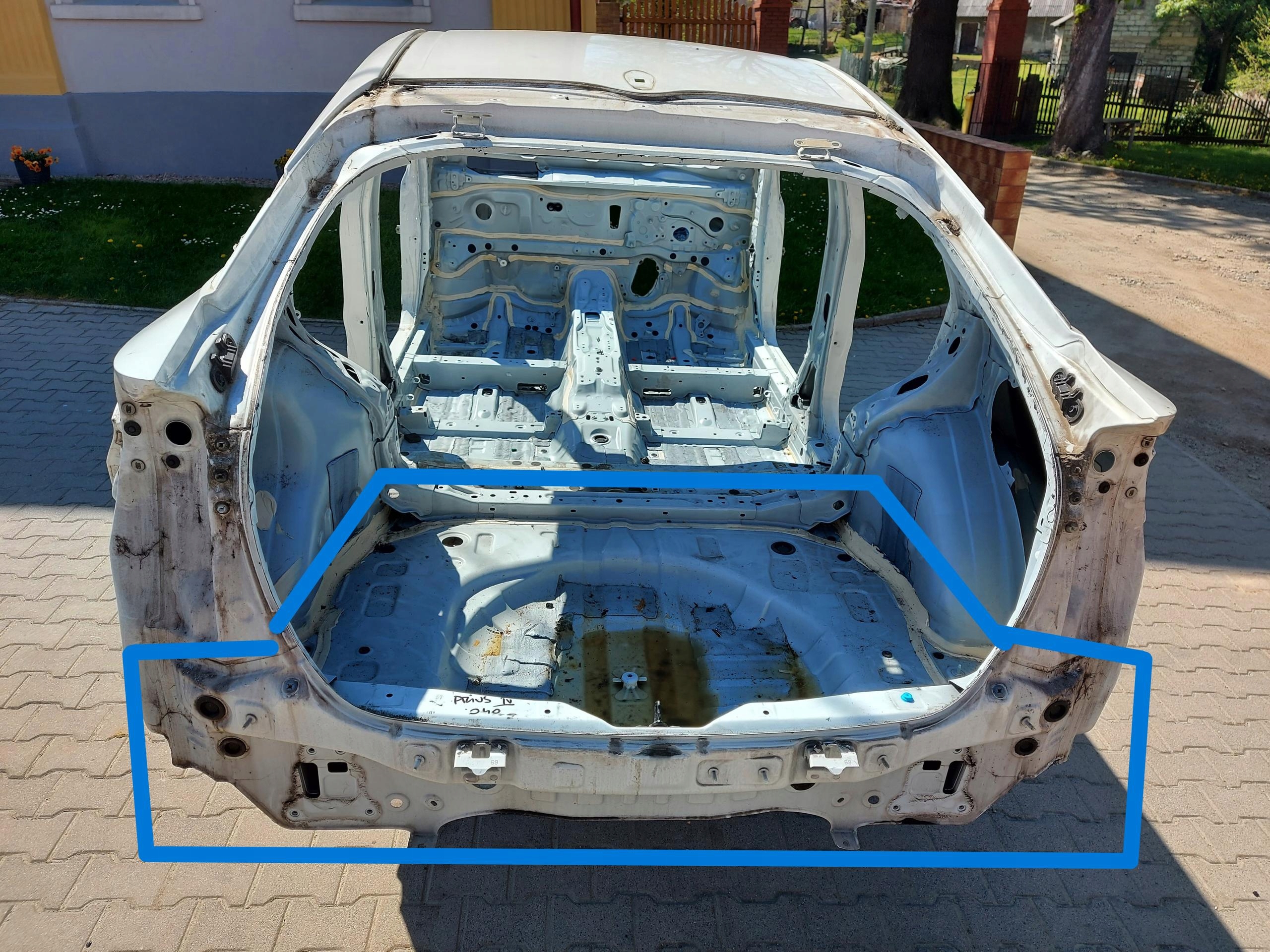 TOYOTA PRIUS IV pas tylny podłoga bagażnika wanna Producent części Toyota OE