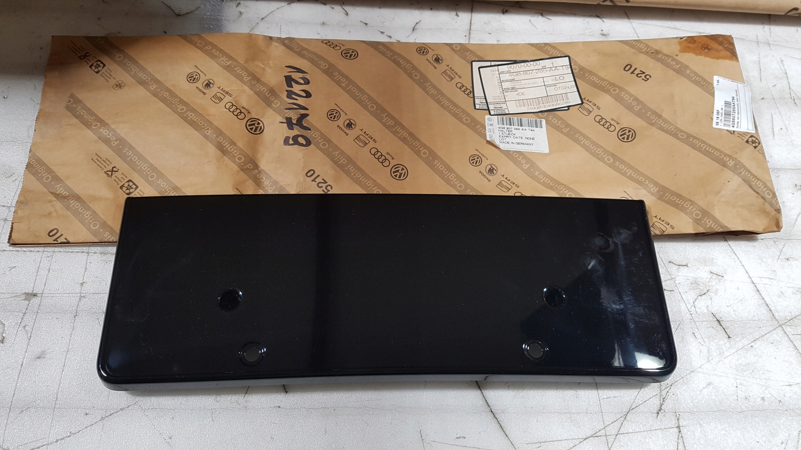 RS7 PODKŁADKA POD TABLICE AUDI 4G8807285AA