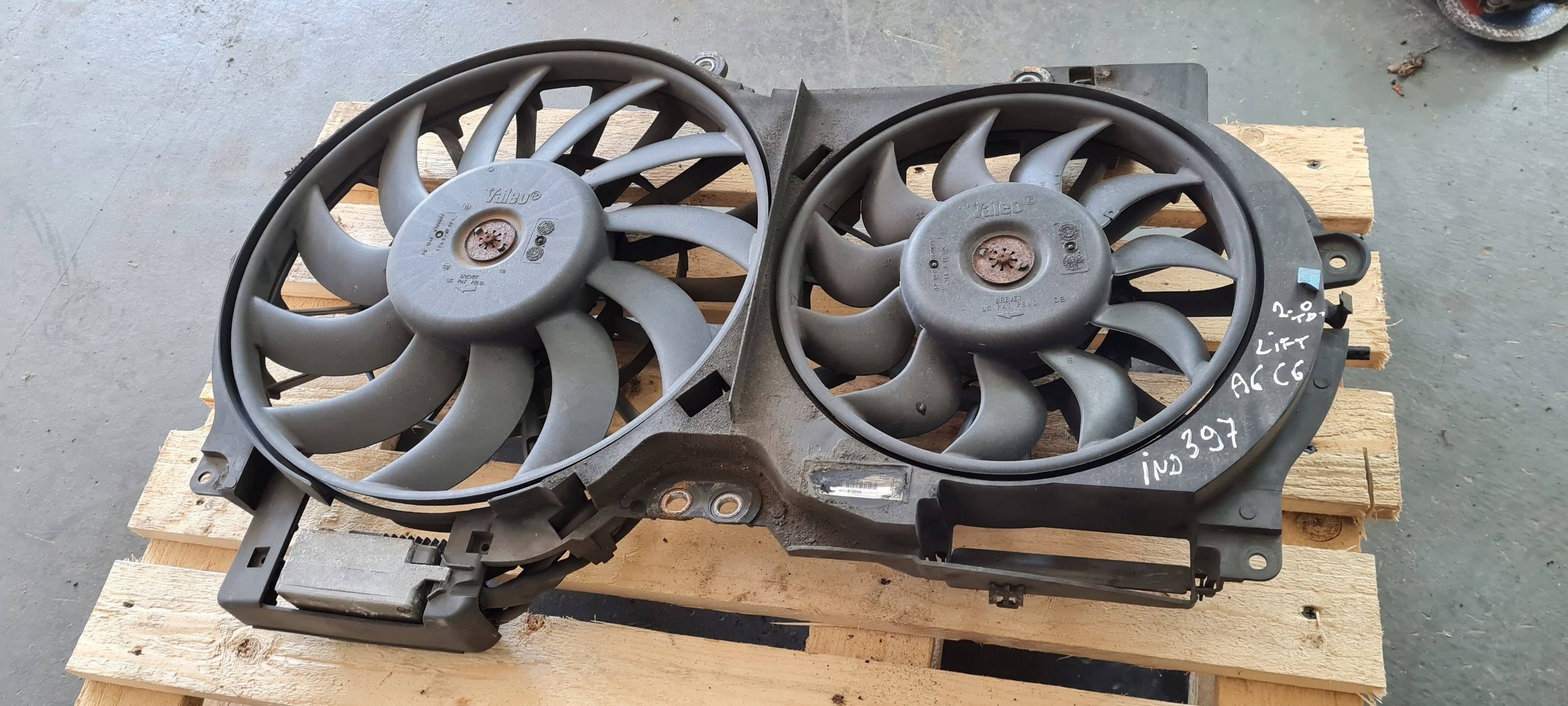 A6 C6 LIFT ventilátor ventylátory chladiče 2.0 TDI 4F0121003Q