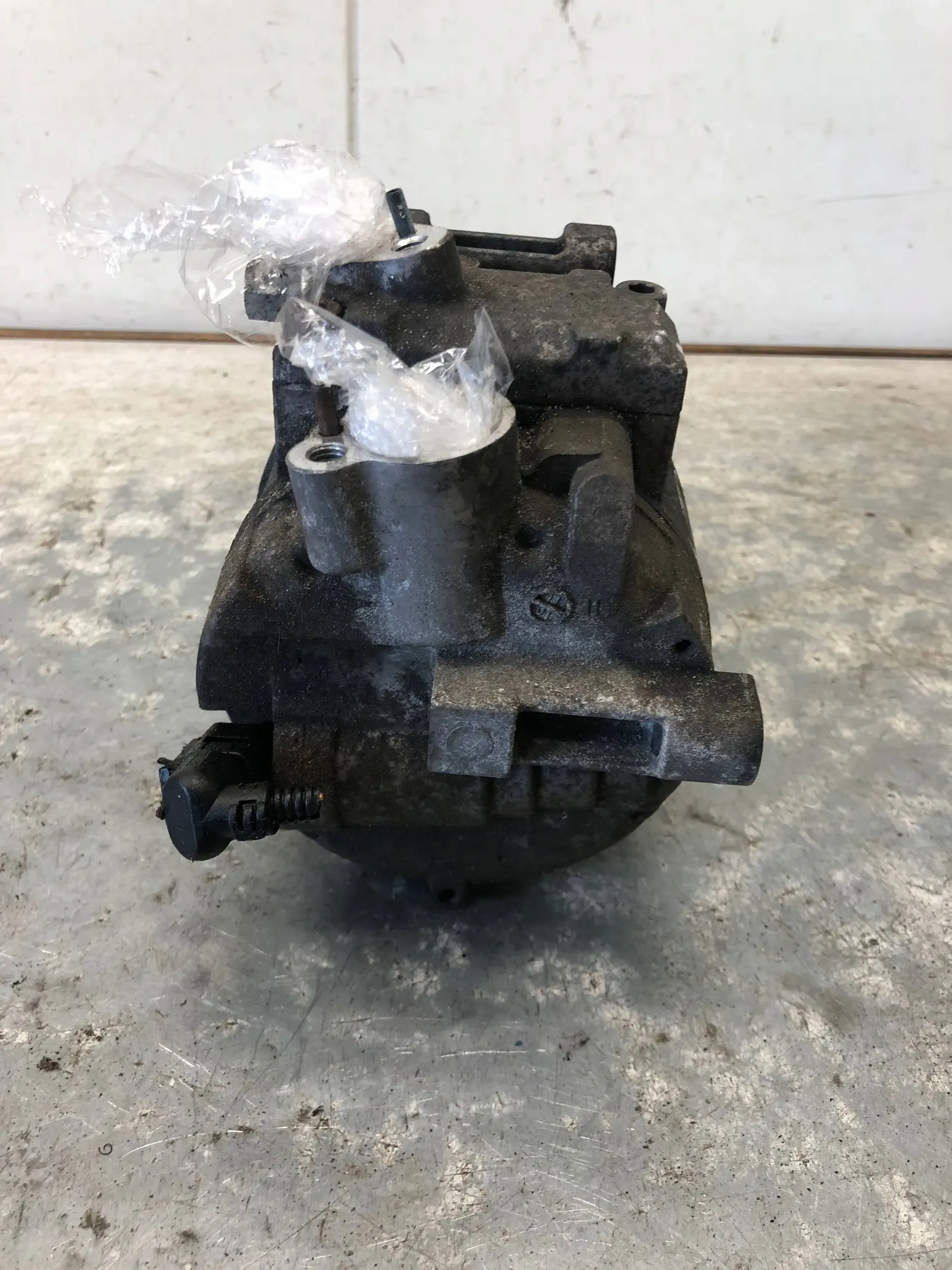 compressor compressor; of the air conditioning VW GOLF V 1K0820803N