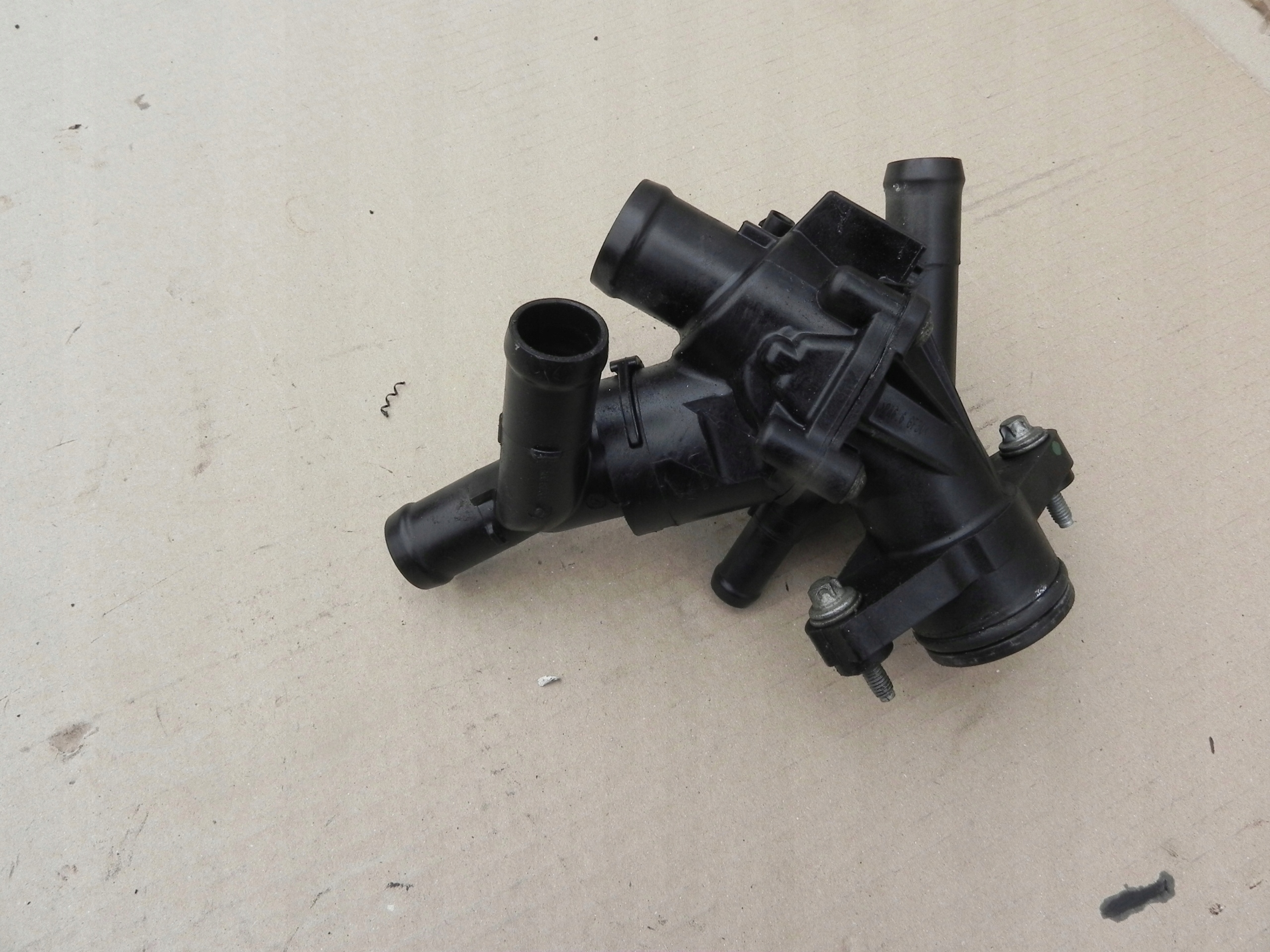 MERCEDES AMG CLA W176 W117 2.0T TERMOSTAT OBUDOWA A2702000615 za 199 zł