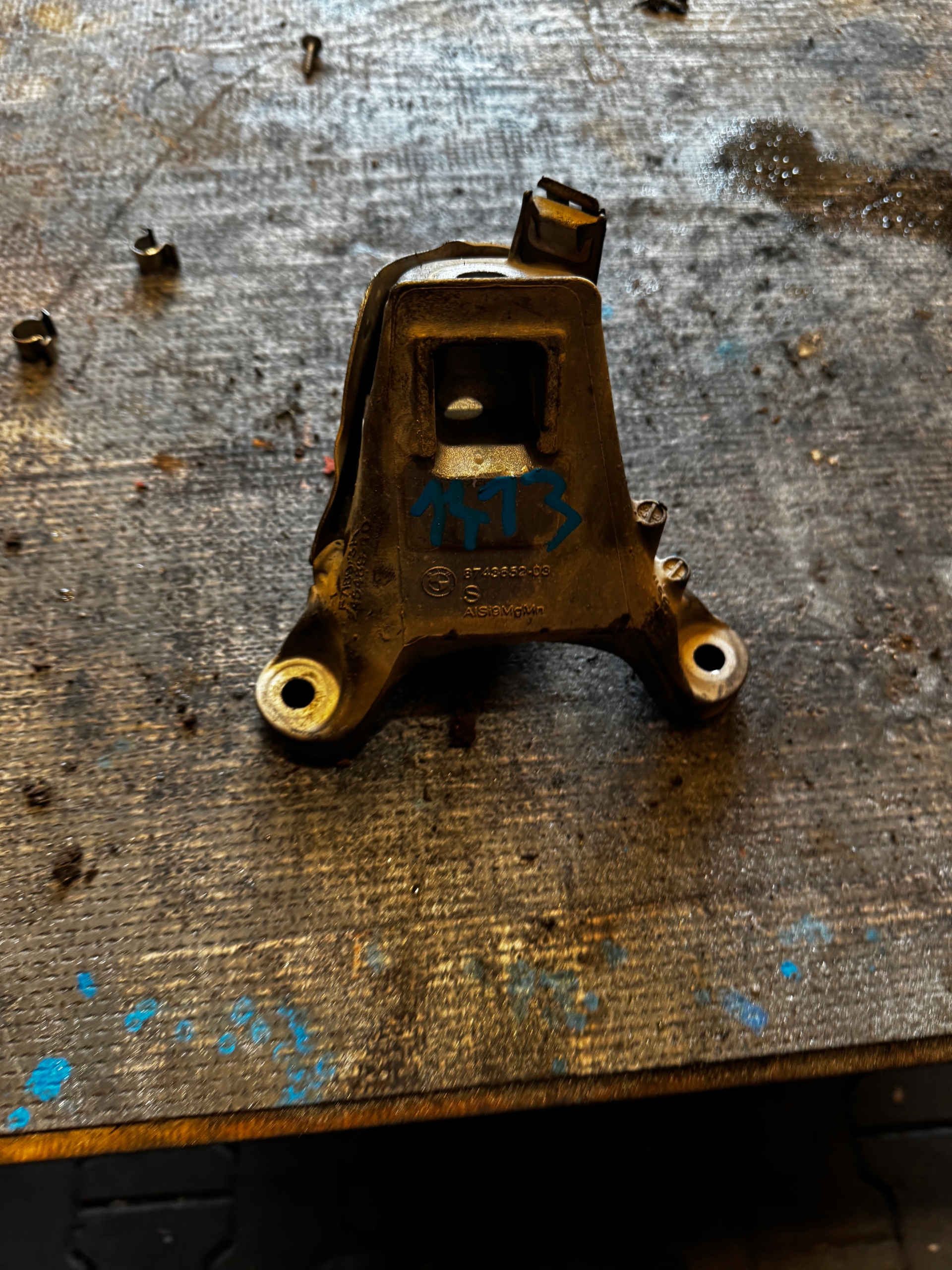 1413. holder engine mount BMW 8743652