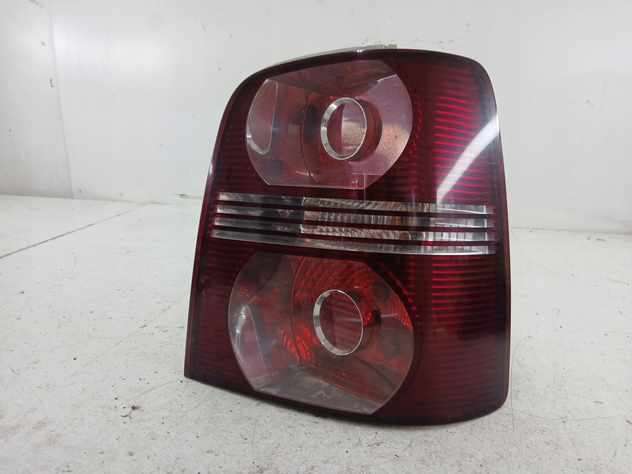 VW TOURAN and LIFT light right rear part