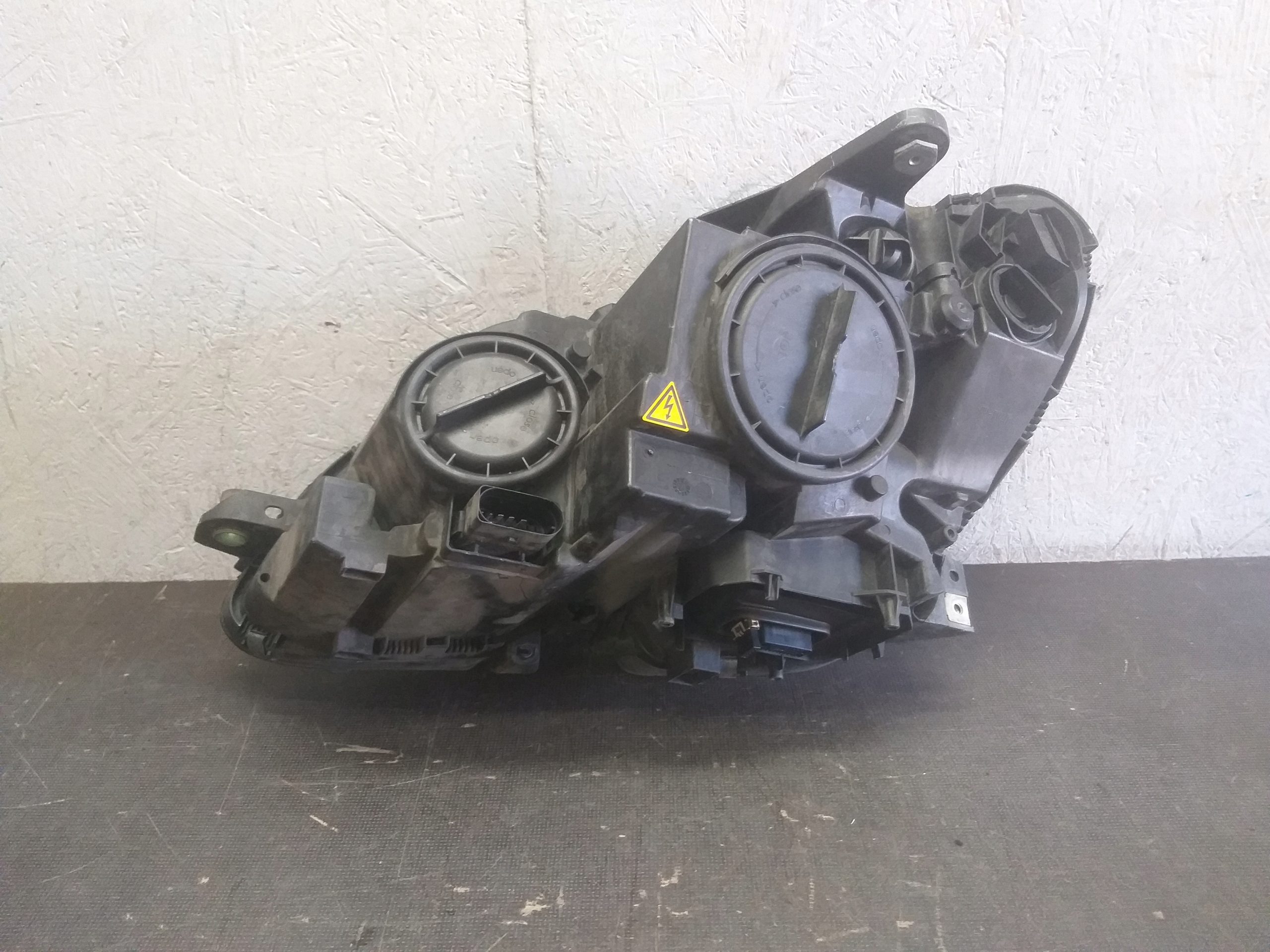 light front right MERCEDES C KLASA W204 07-10 XENON positioning A2048203059