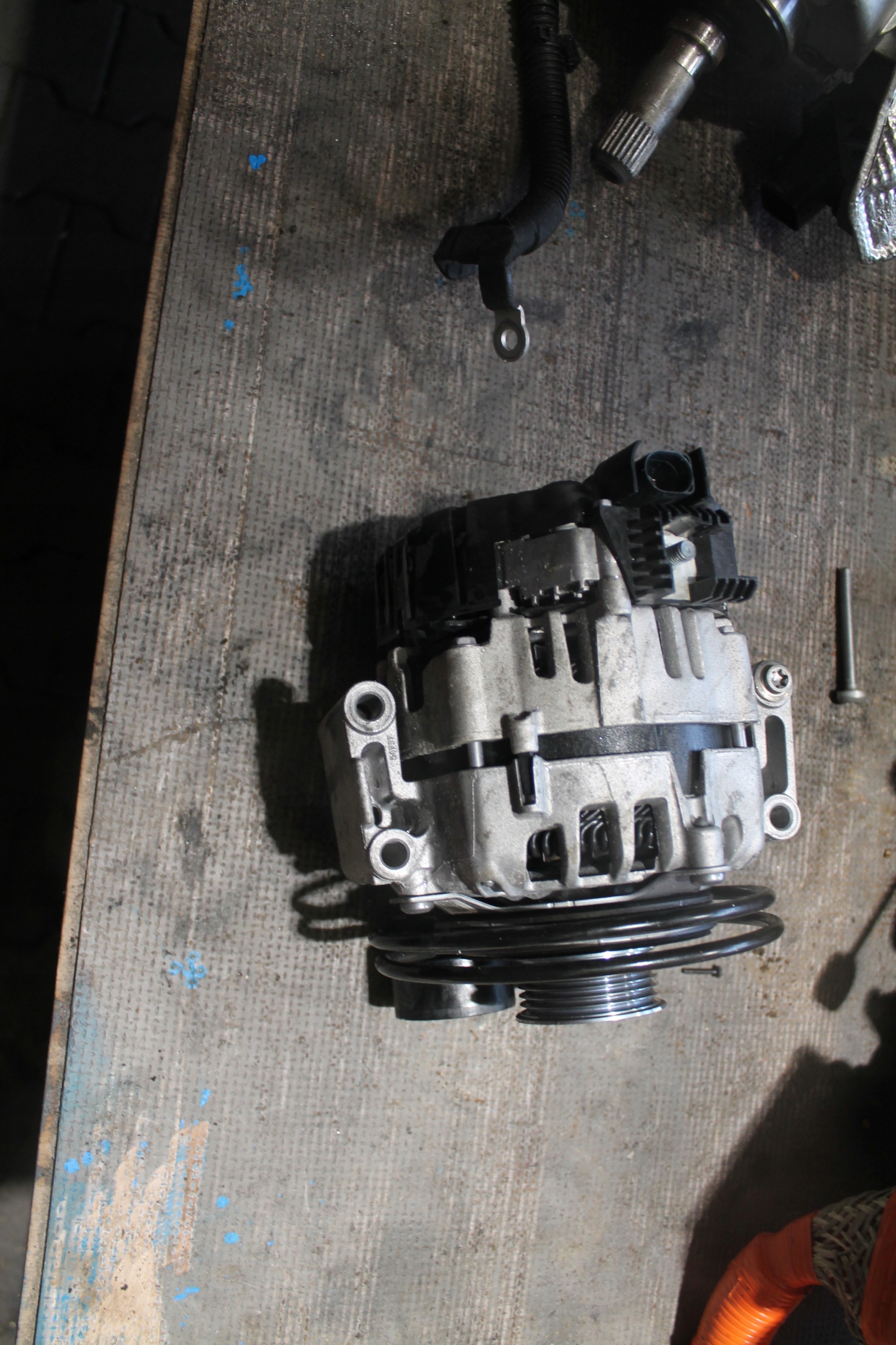 2905. alternátor AUDI 06l903018G
