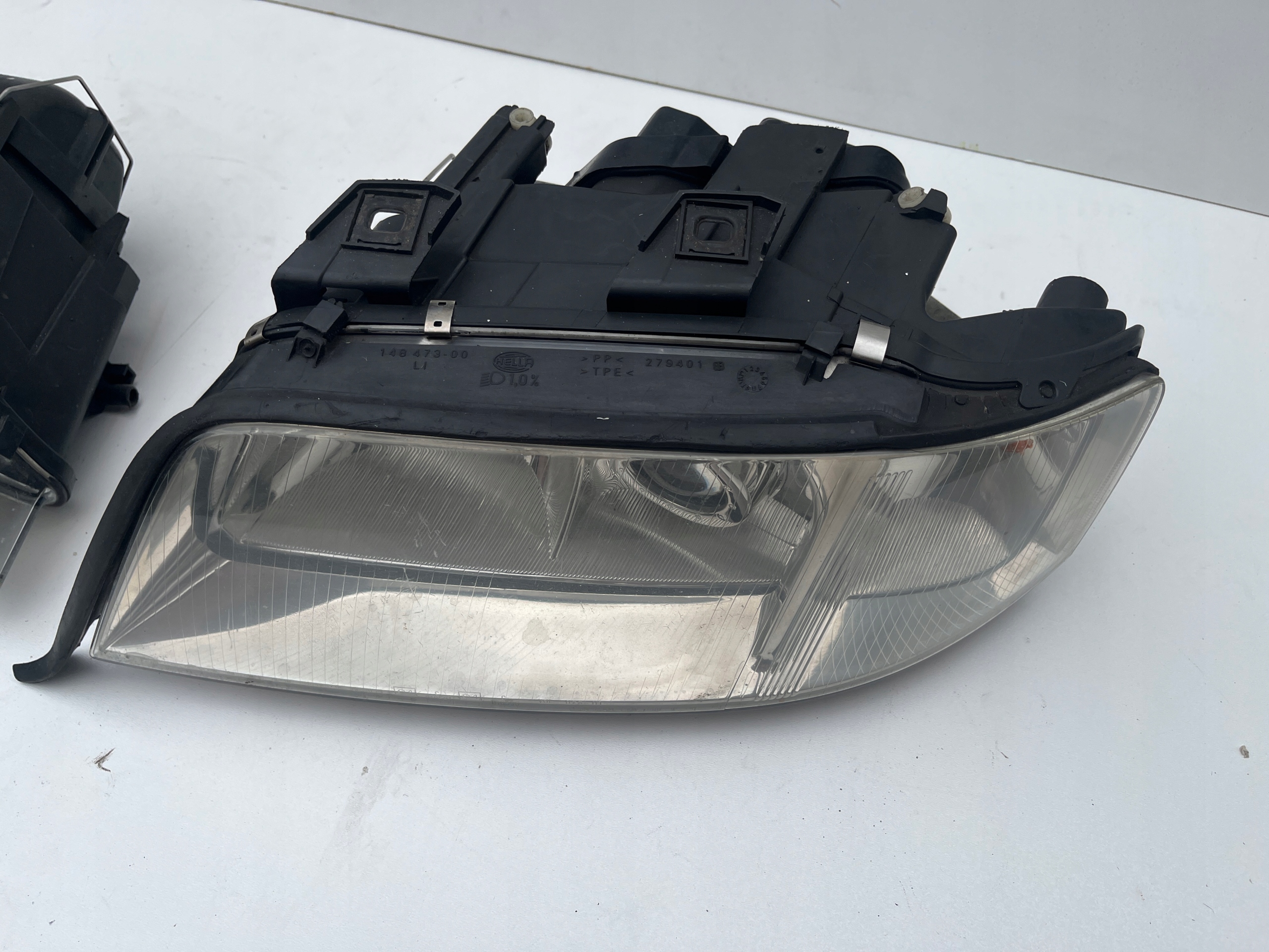 light Reflektor front right left Audi A4 B5 Lift Hella 99-01r.