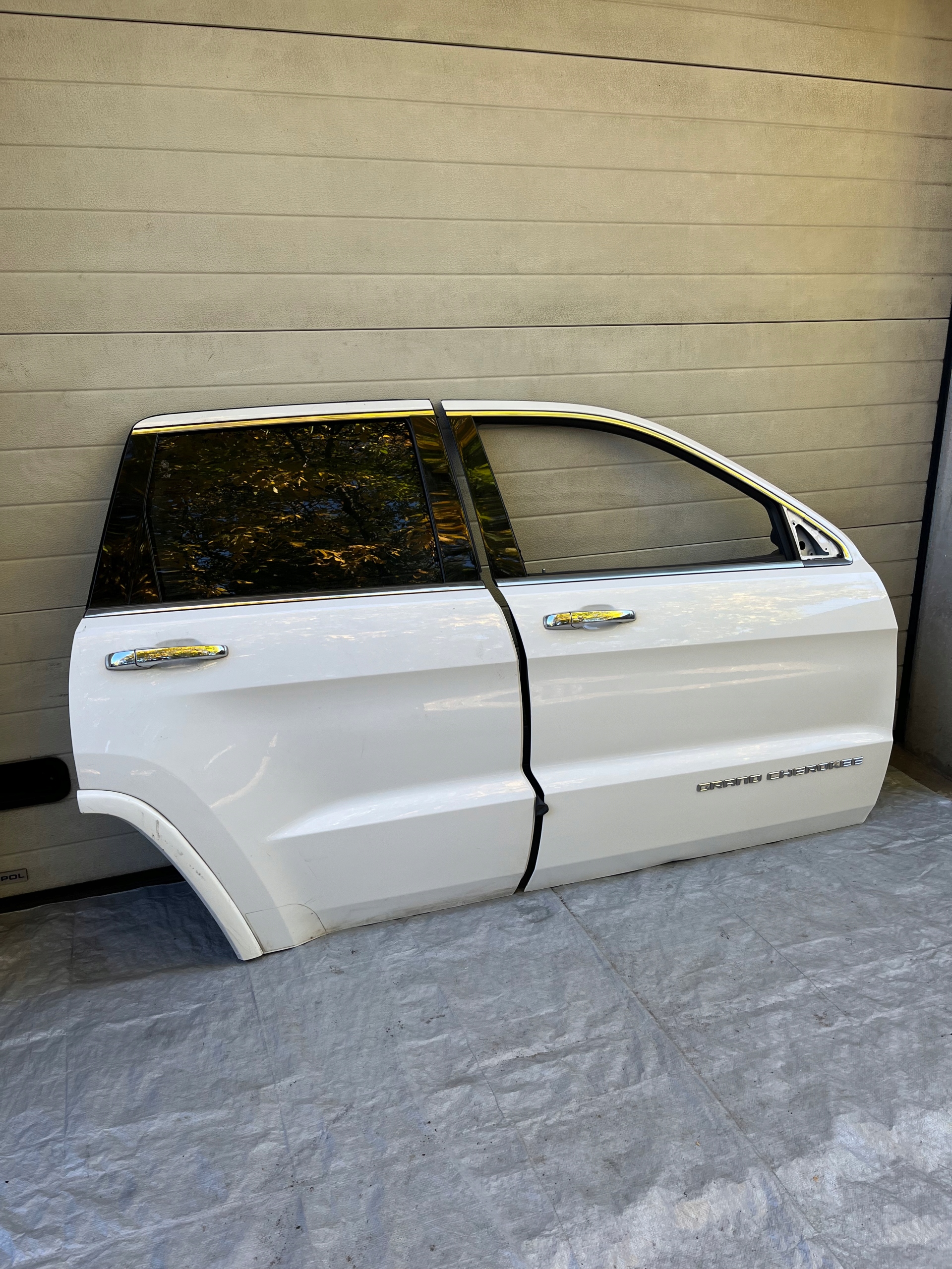 GRAND CHEROKEE WK2 DRZWI PRAWE PRZEDNIE KOMPLETNE Producent części Jeep OE