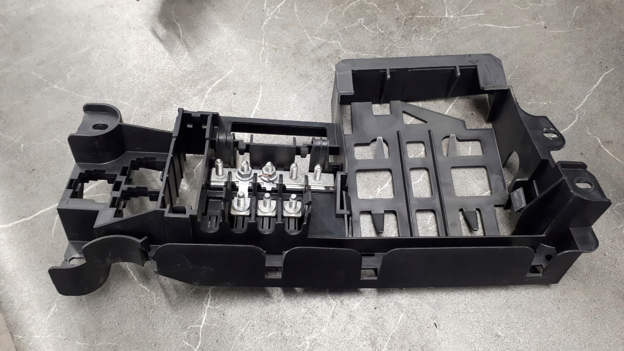 4e0971845 mocowanie bezpiecznikow audi a8 s8 d3