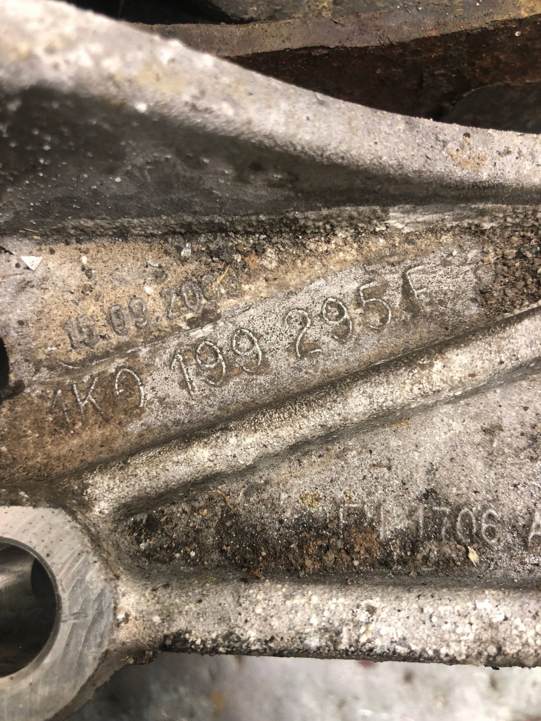 arm left front VW GOLF VI 1K0199295F