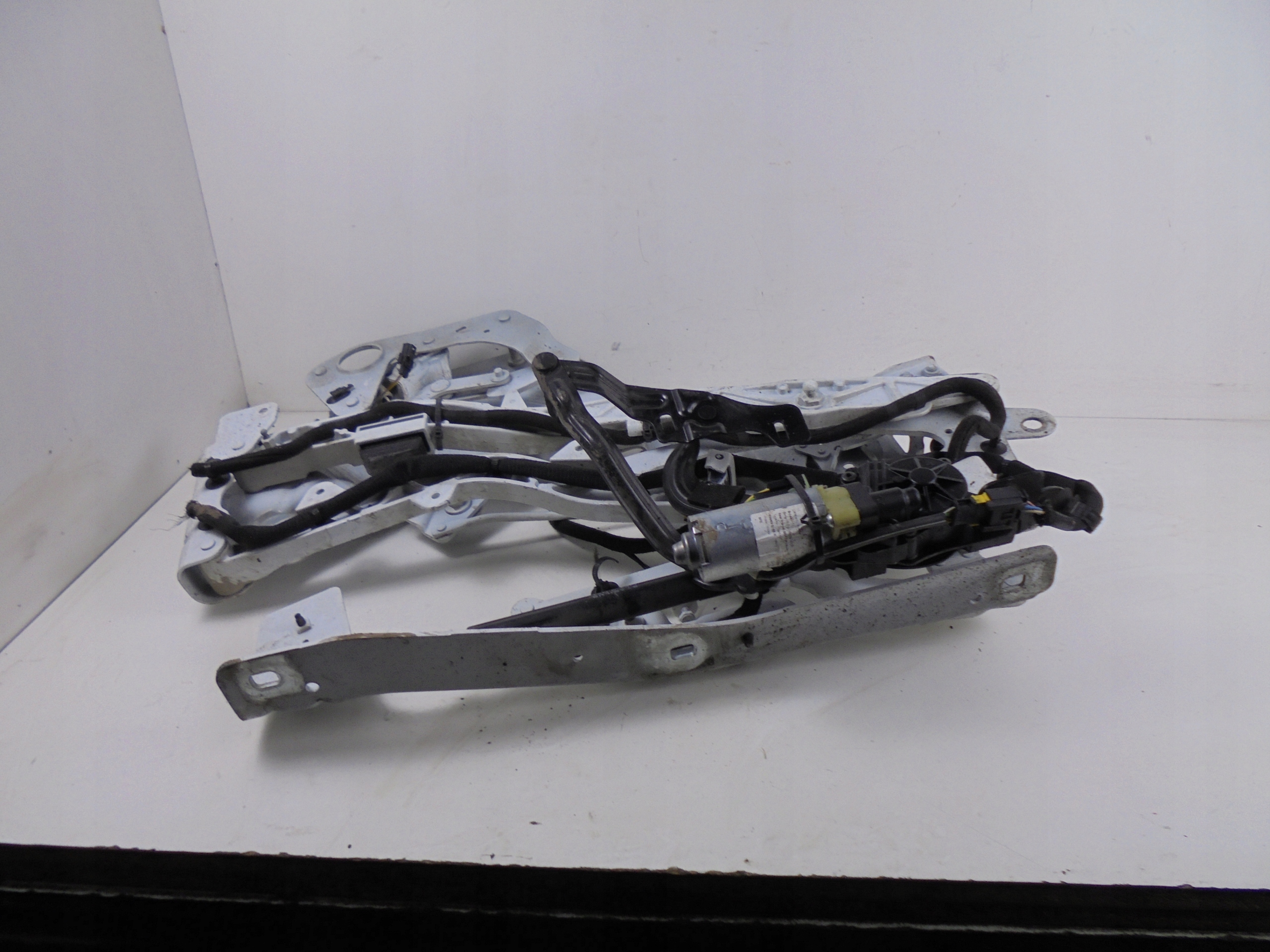 ZAWIAS KLAPY BAGAŻNIKA PRAWY E95313452 RENAULT MEGANE III Producent części Renault OE