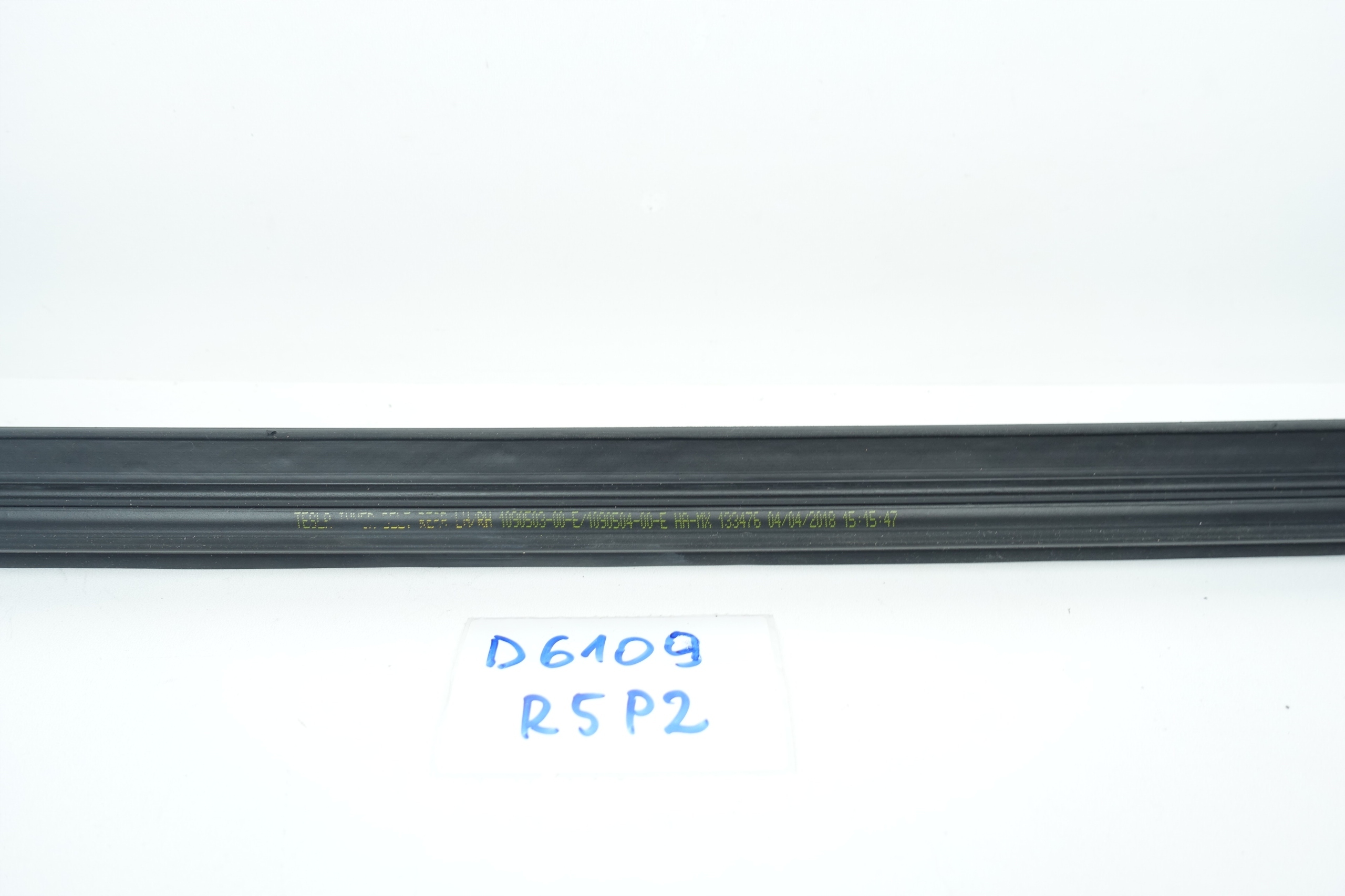 moulding dust door right front TESLA 3