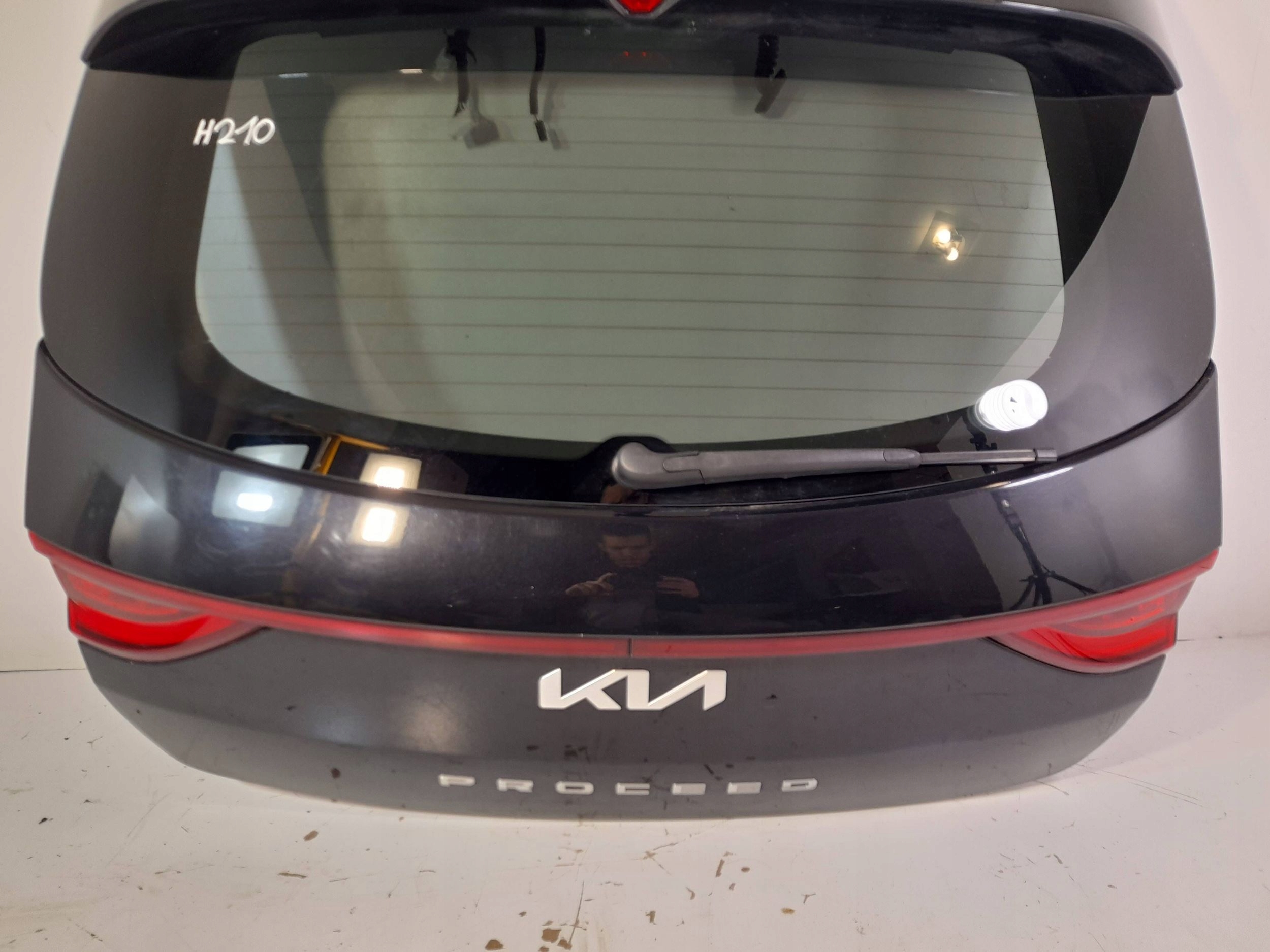 Kia Pro Ceed III trunk door boot (H210)