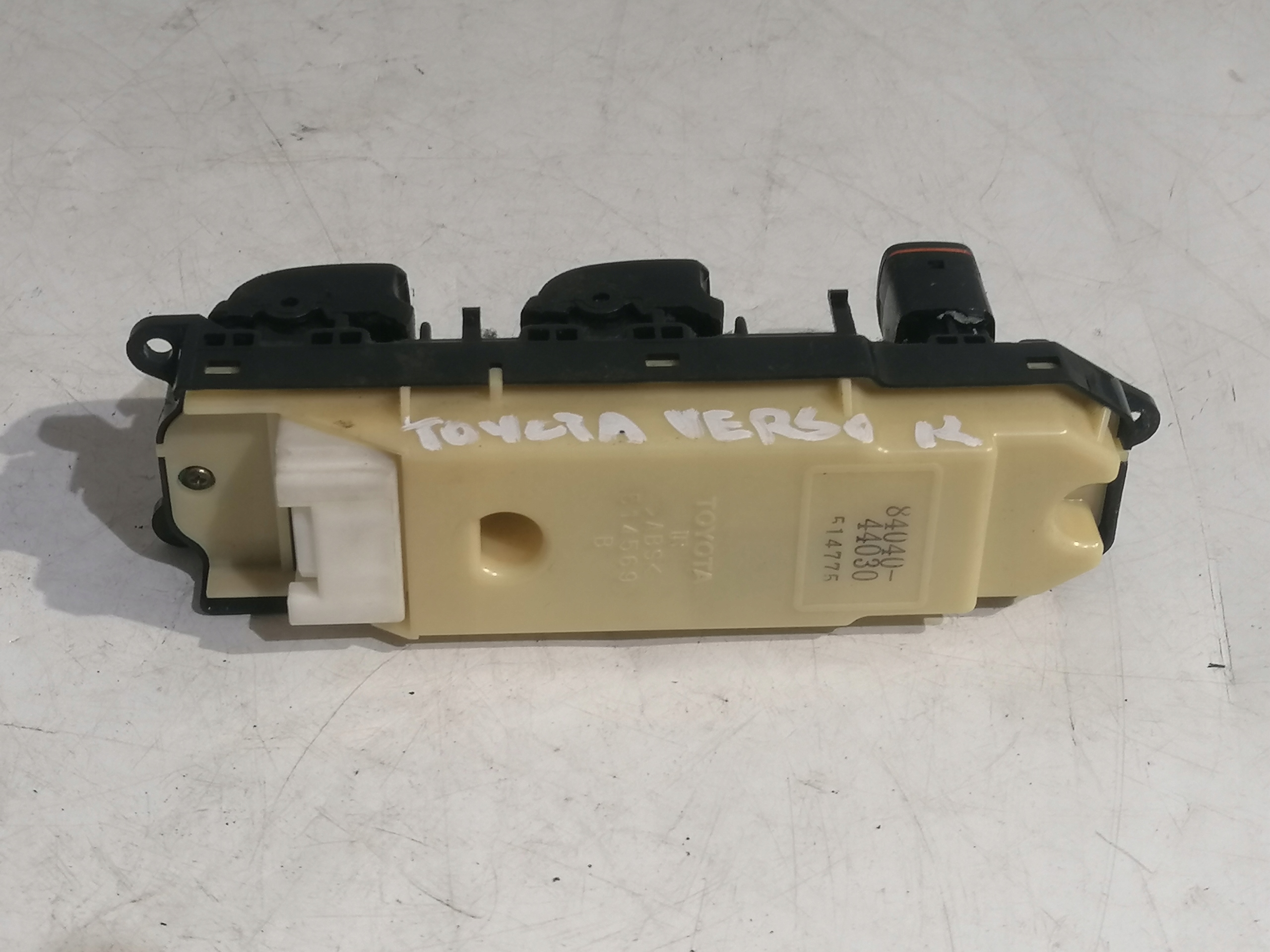 Toyota Avensis Verso control panel of the window