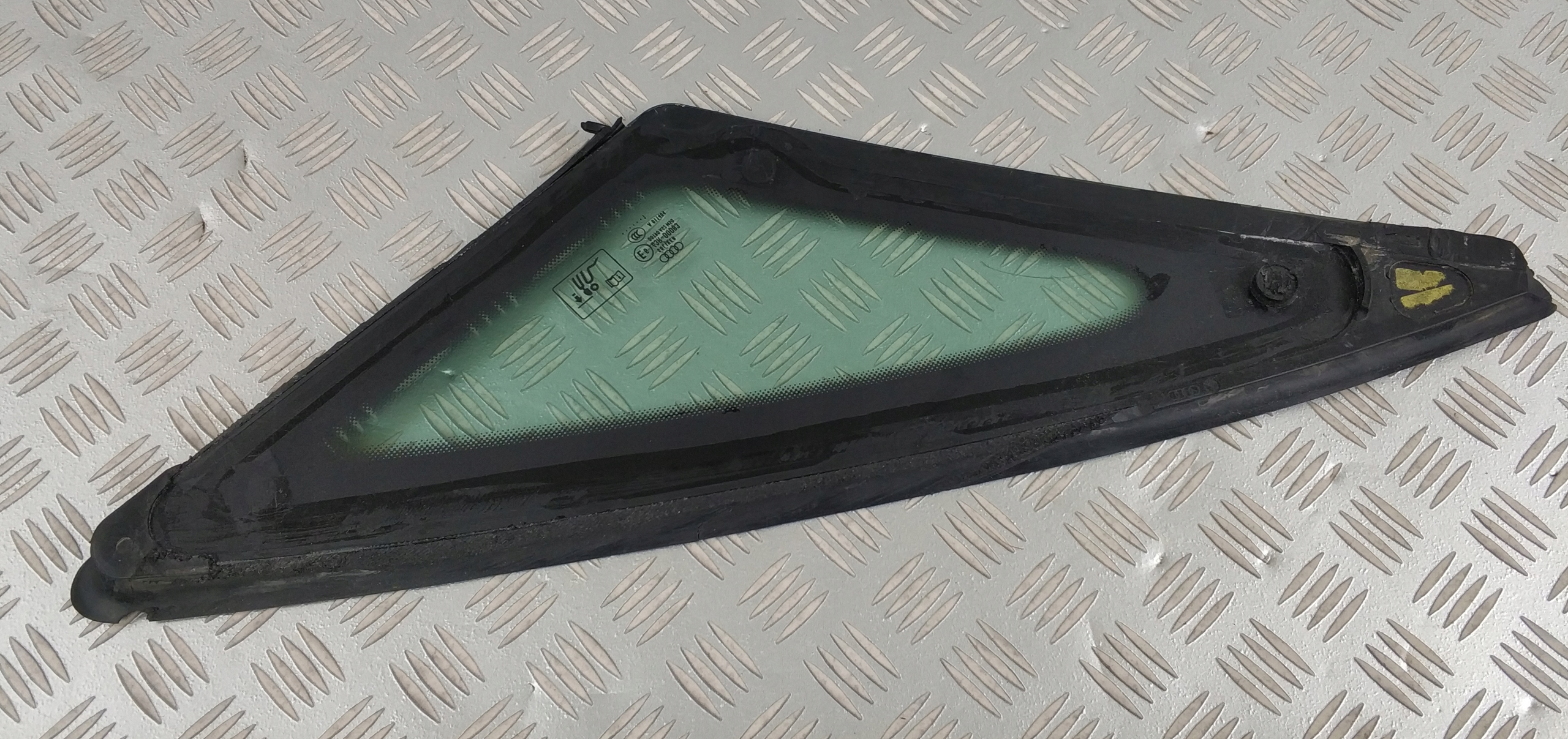 szyba karoseryjna prawy tył AUDI A8 D4 LONG 2009- Typ samochodu Samochody osobowe