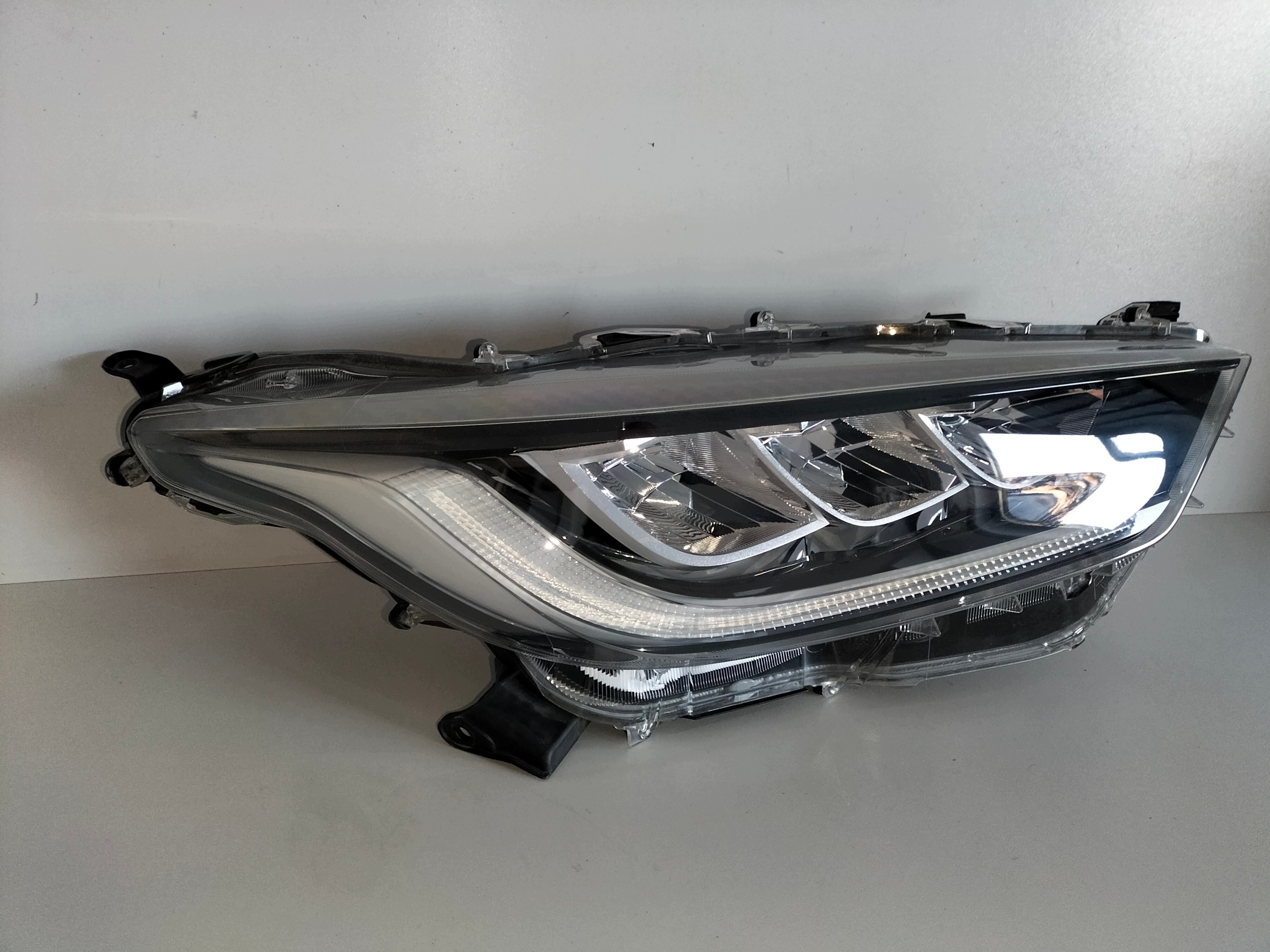 light front reflektor right TOYOTA YARIS 4 IV 20- FULL LED