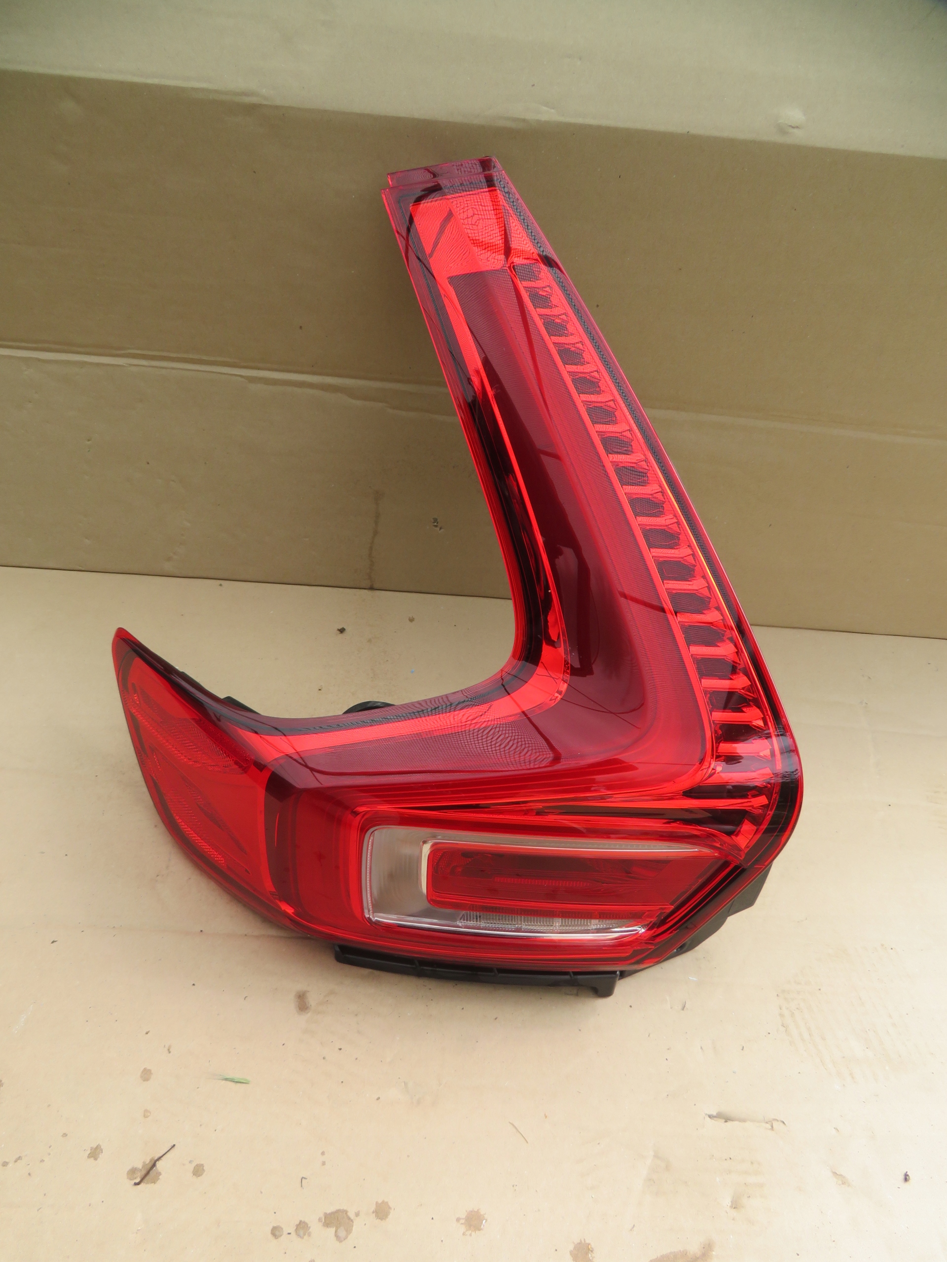 LEWA LAMPA REFLEKTOR TYŁ LED VOLVO XC40 2017- 31446790