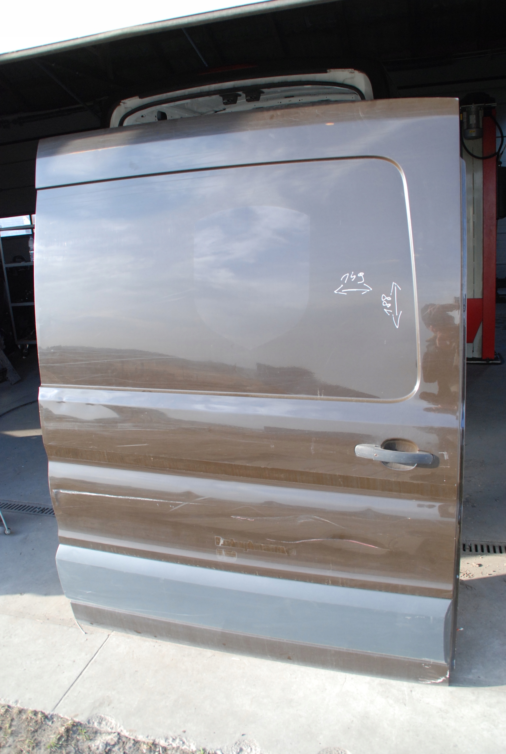 FORD TRANSIT MK8 DRZWI PRAWE BOCZNE PRZESUWNE Numer katalogowy części TRANSIT MK8 DRZWI PRAWE