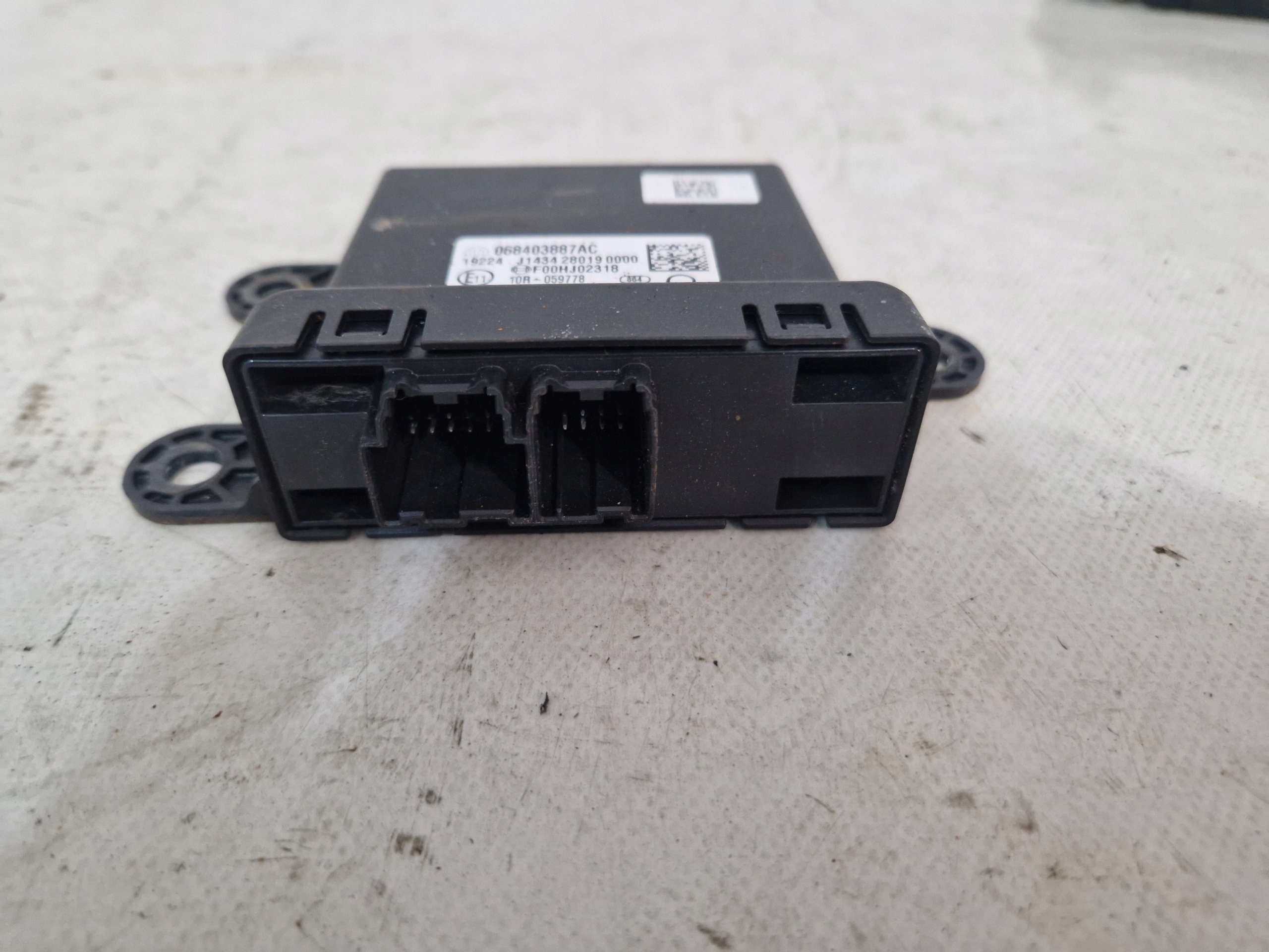 Dodge Challenger Charger 2018- modulo czujnikow PDC Gateway 68403887AC