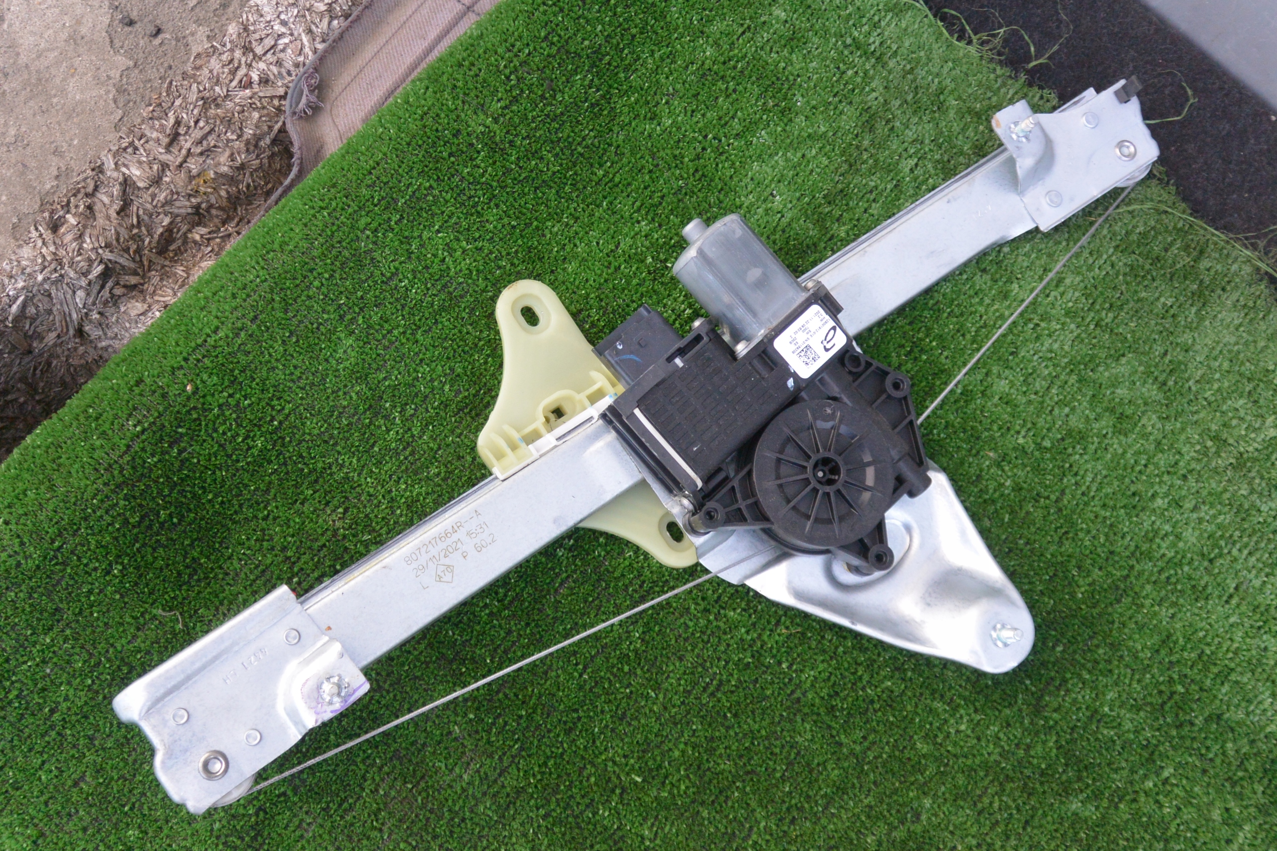 PODNOŚNIK SZYBY DRZWI PRZÓD TYŁ PRAWY LEWY DACIA RENAULT DUSTER II Numer katalogowy części 807217664R / 807201952R / 827208597R / 827210622R