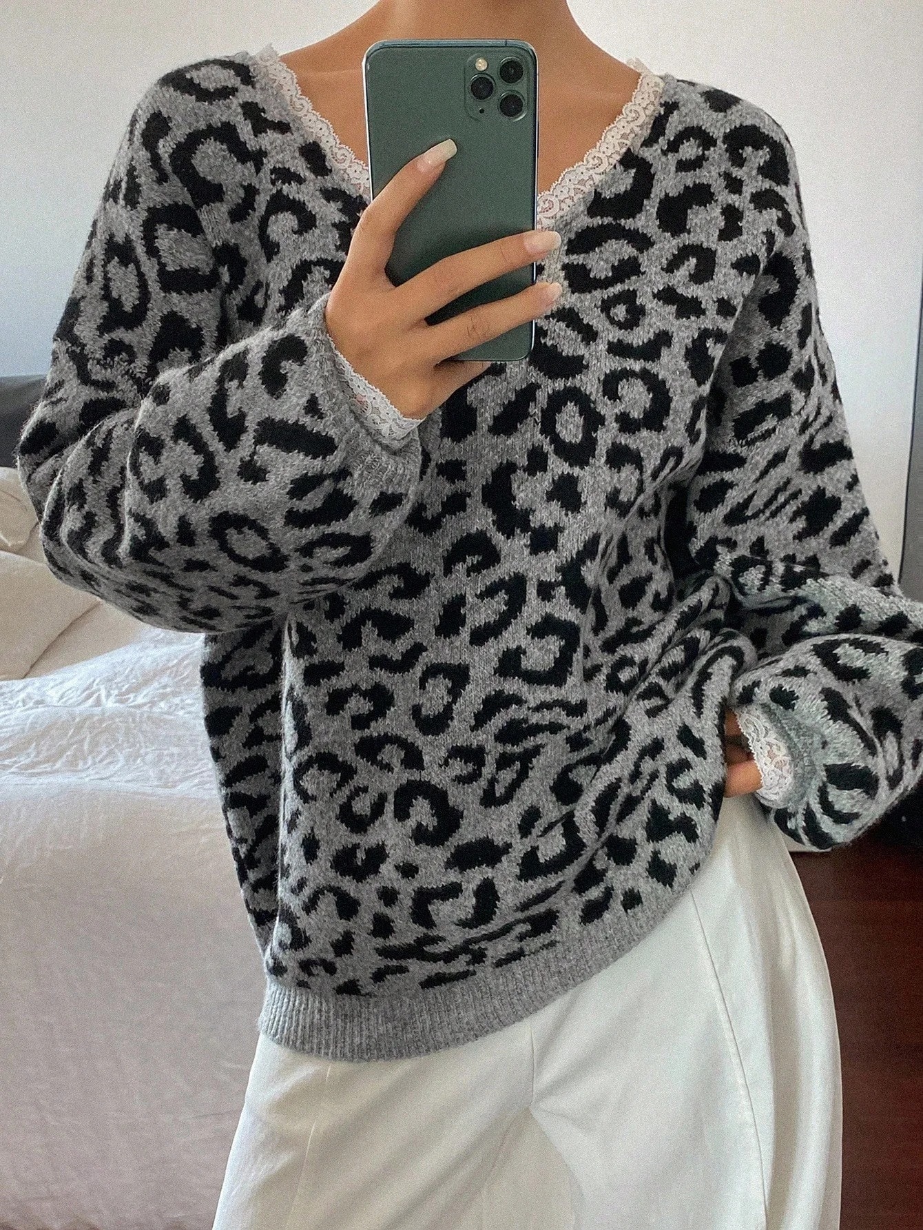 Oversize Svetr Volný Šedý S Leopardím Vzorem A Krajkovým Výstřihem Dazy L 40