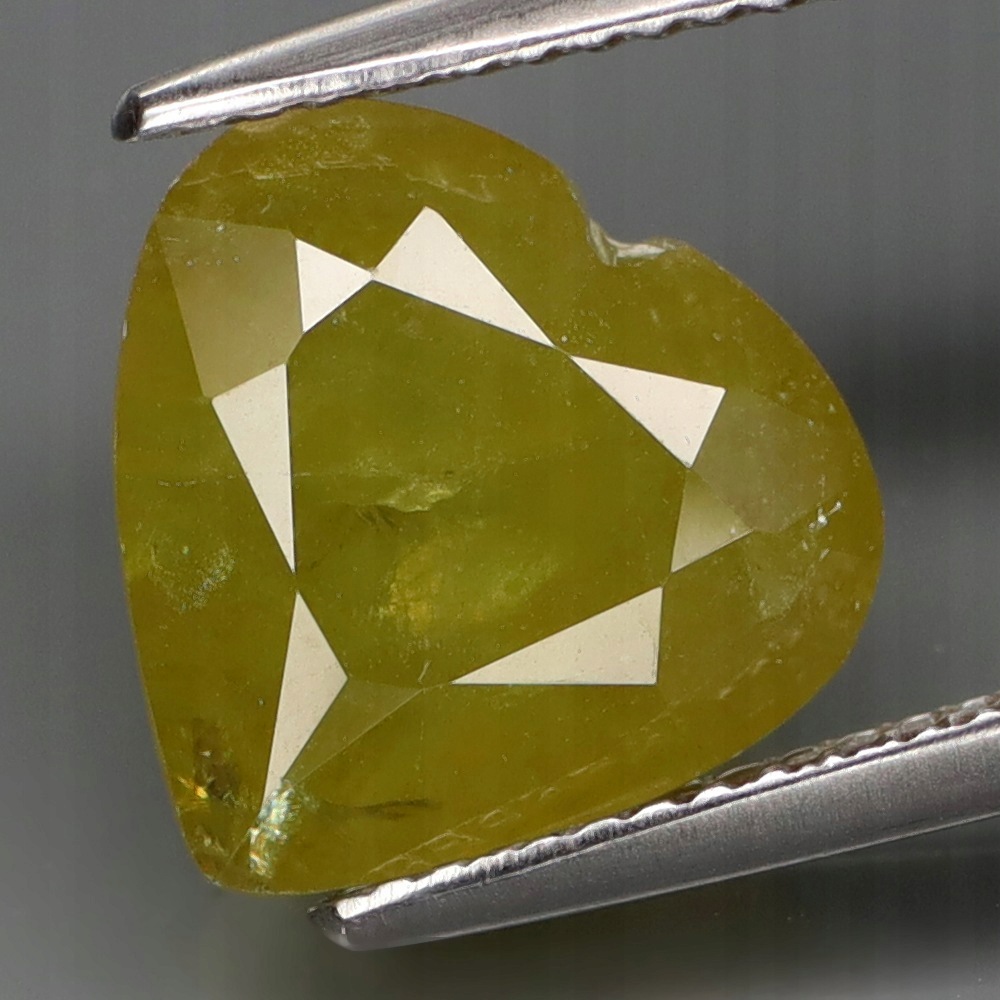 Přírodní titanit 5,88 ct Zelené srdce cca 11,5 x 11,5 mm ATS7204