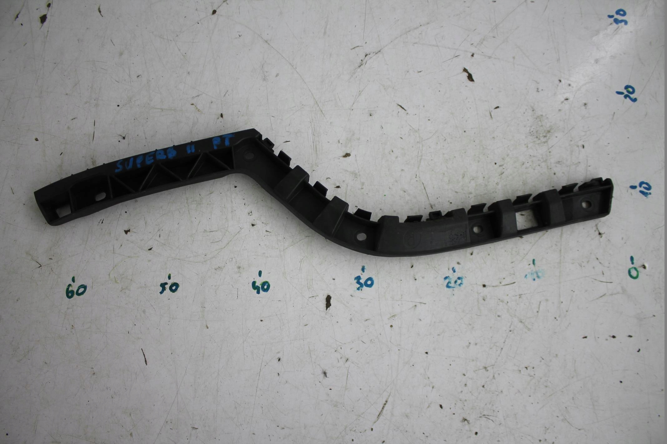SUPPORT RIGHT REAR PART 3T5807394A SKODA SUPERB II LIFT