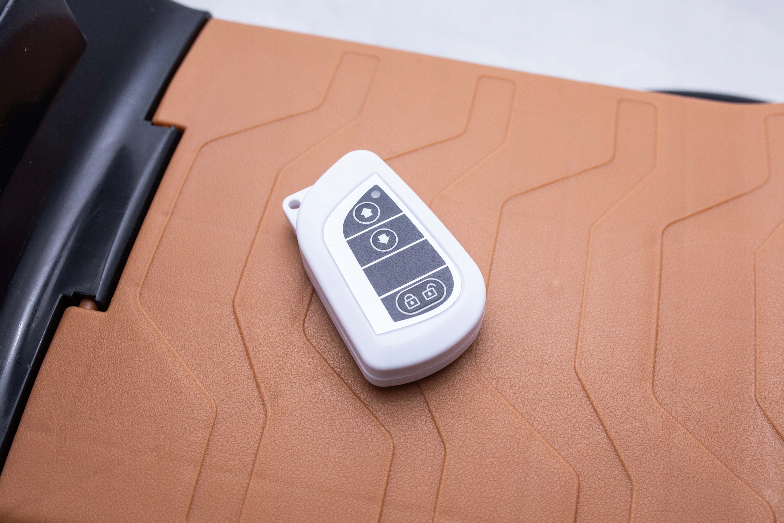 Retro jeździk na Akumulator z Pilotem i Klakson Wiek dziecka 2 lata +