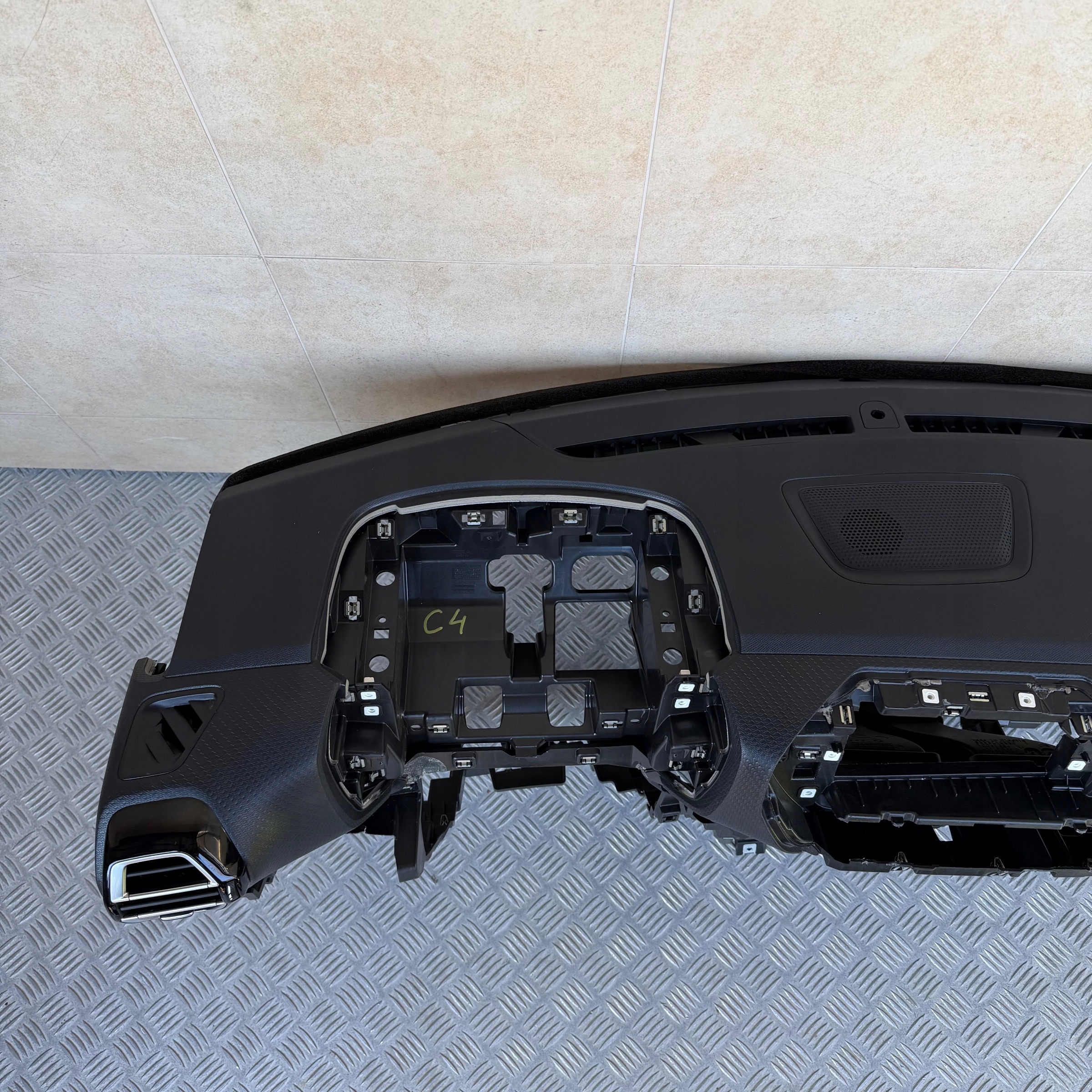 dashboard complete airbag console tension belts cockpit CITROEN C4 III 2024 ROK
