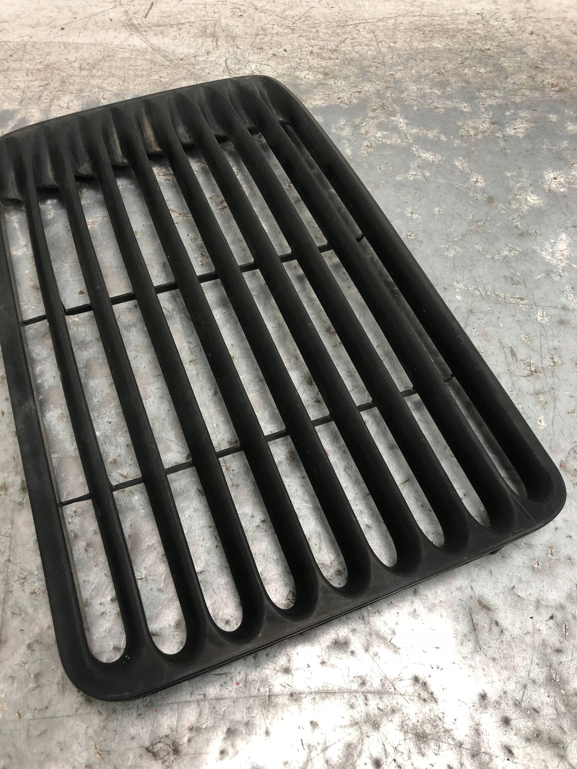 grid grille SPOJLERA left rear part PORSCHE 993 99351259100