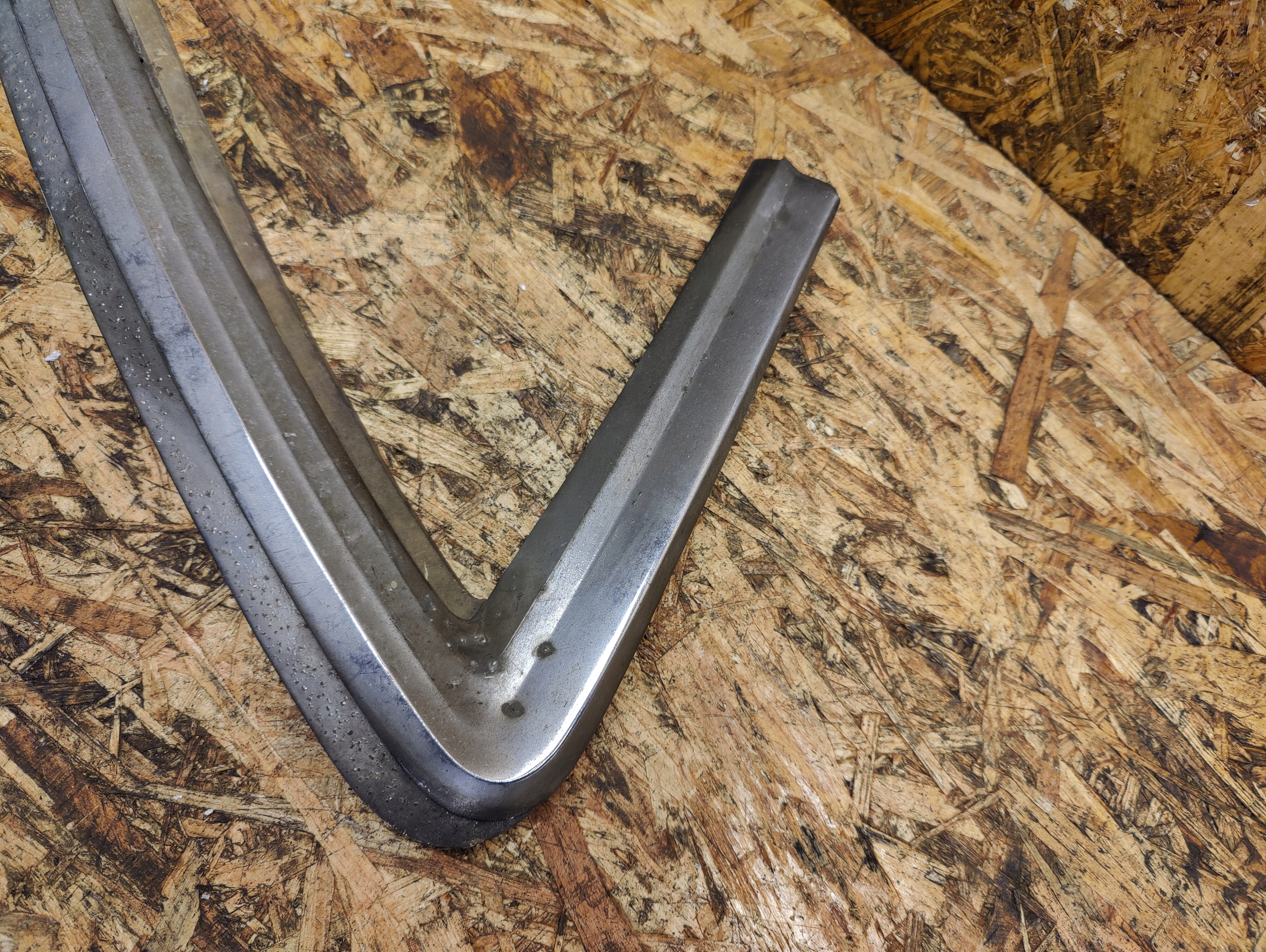 RAMKA SZYBY PRAWY TYŁ CHROM MERCEDES R107 SLC C107 Numer katalogowy części 1076980289