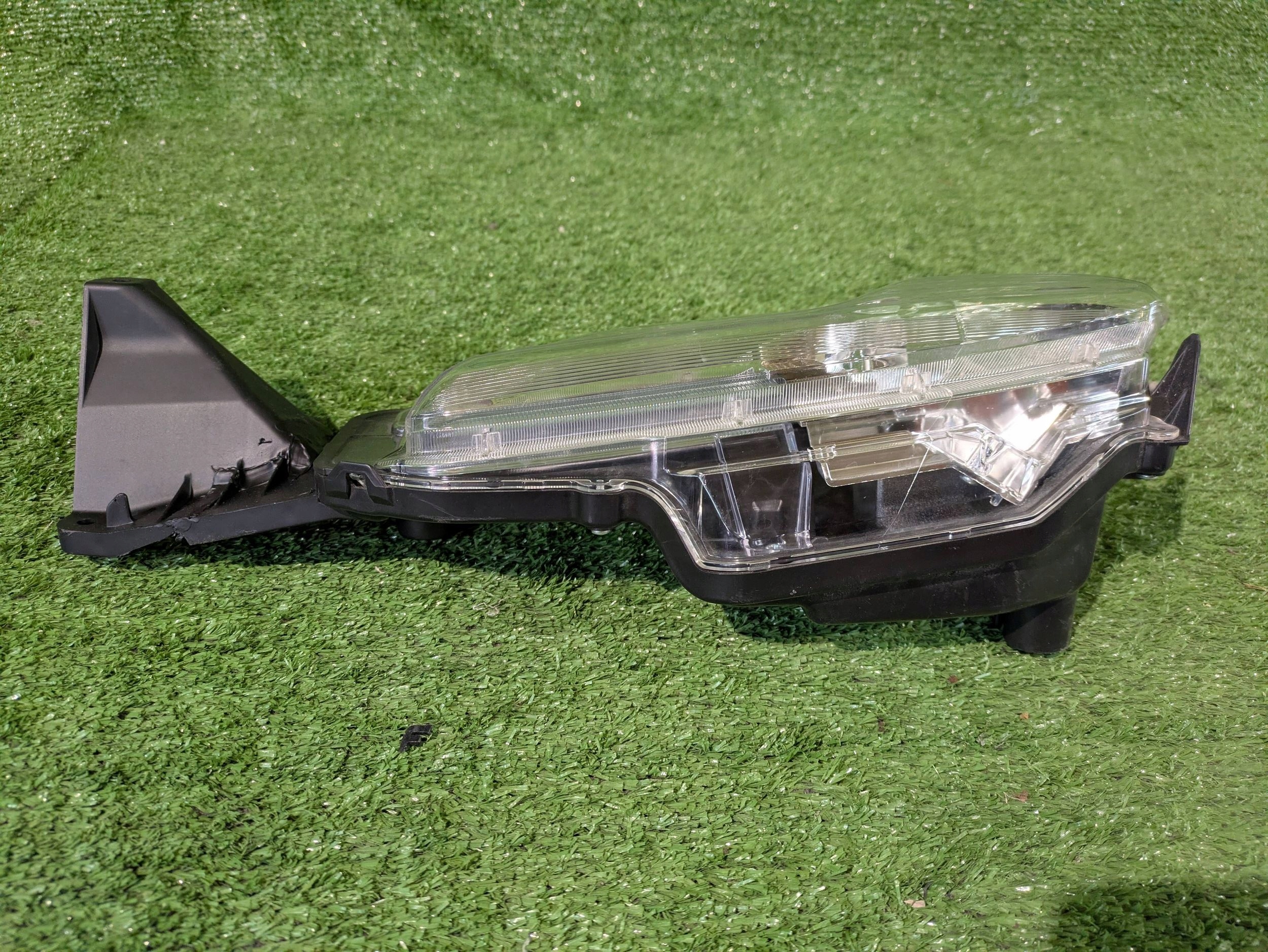 fog light left front TOYOTA YARIS CROSS 20- NR.1104