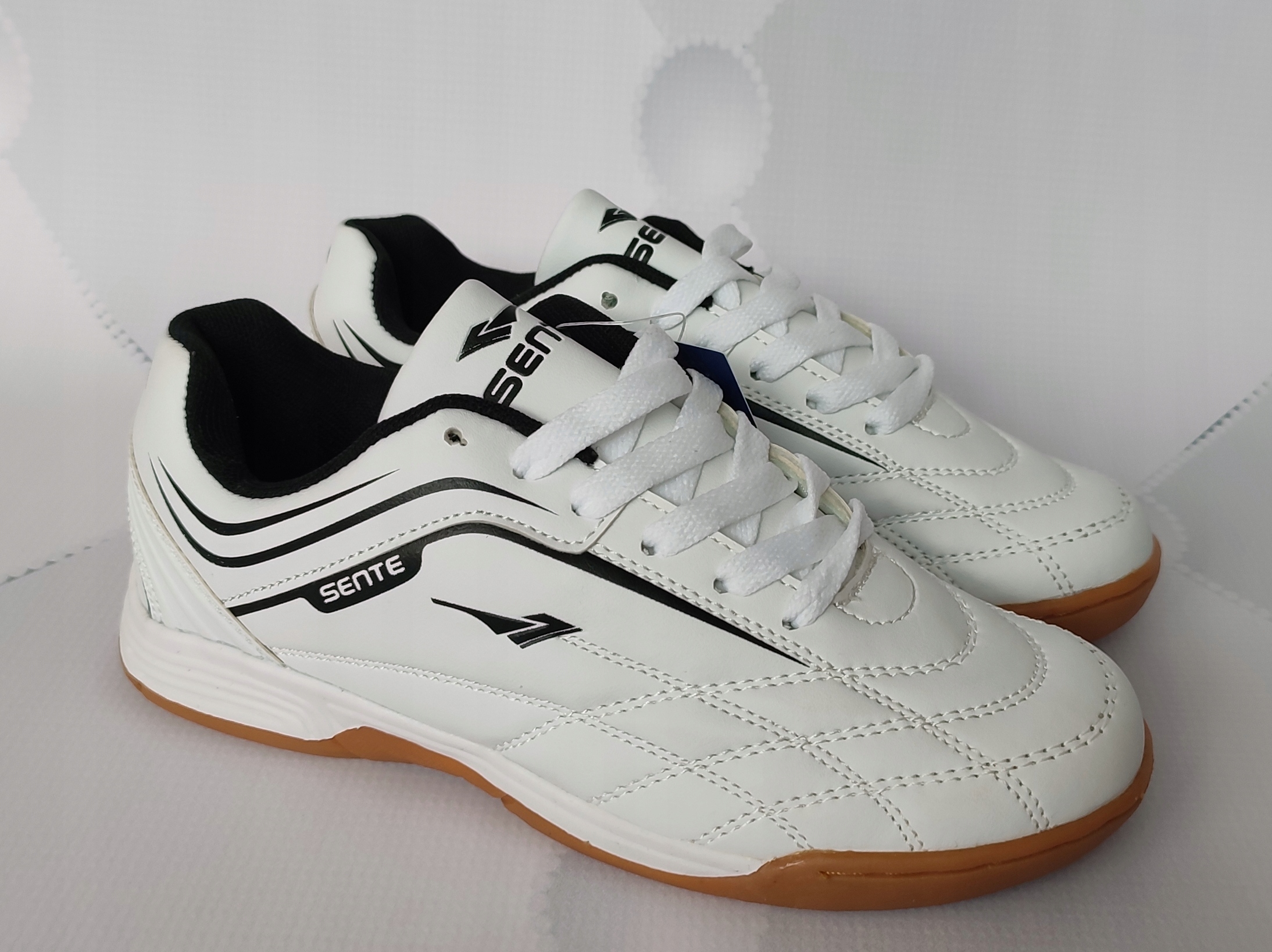 

Buty sportowe na halę halówki młodzieżowe 41 białe