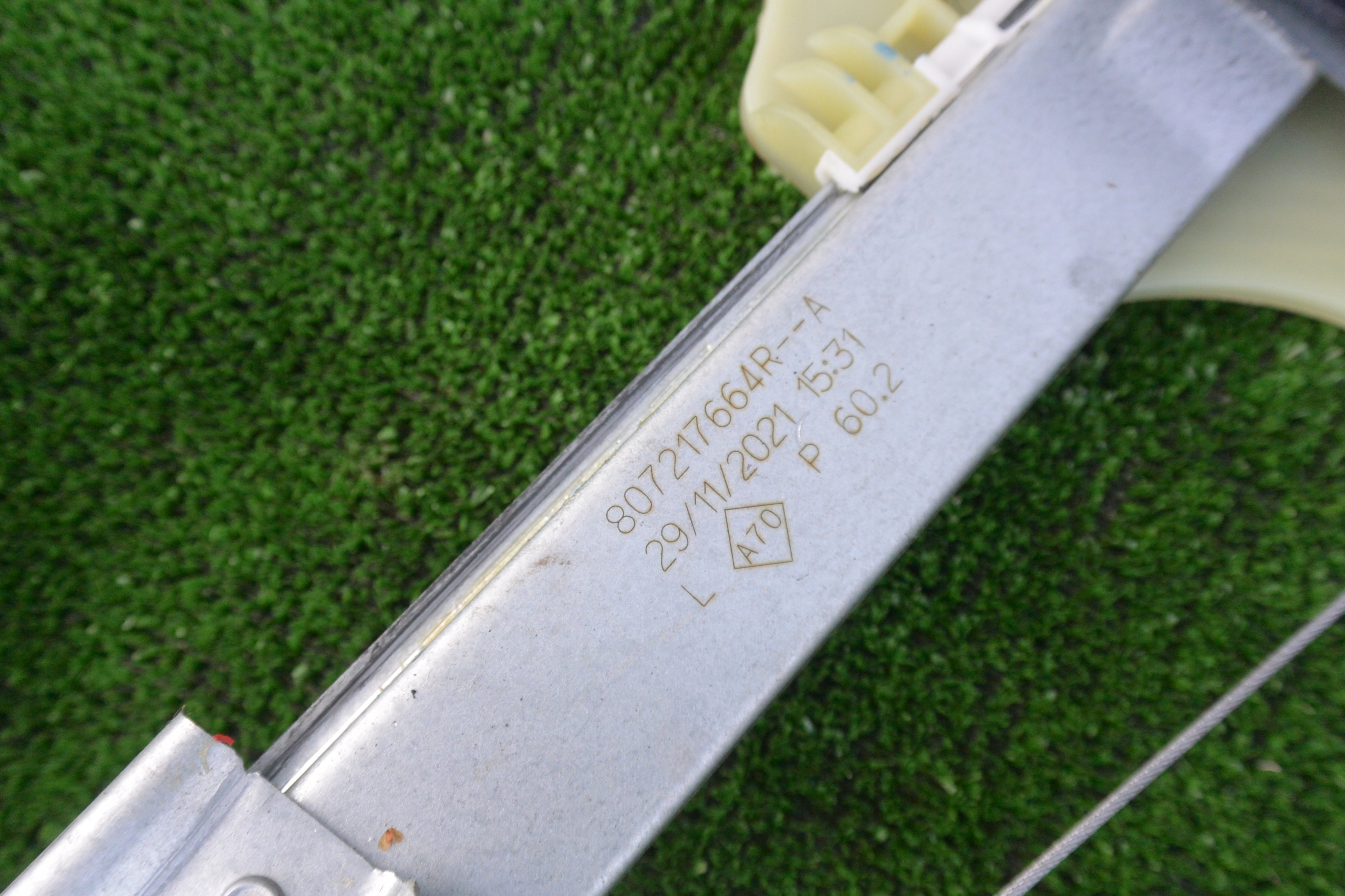 PODNOŚNIK SZYBY DRZWI PRZÓD TYŁ PRAWY LEWY DACIA RENAULT DUSTER II Producent części Dacia OE