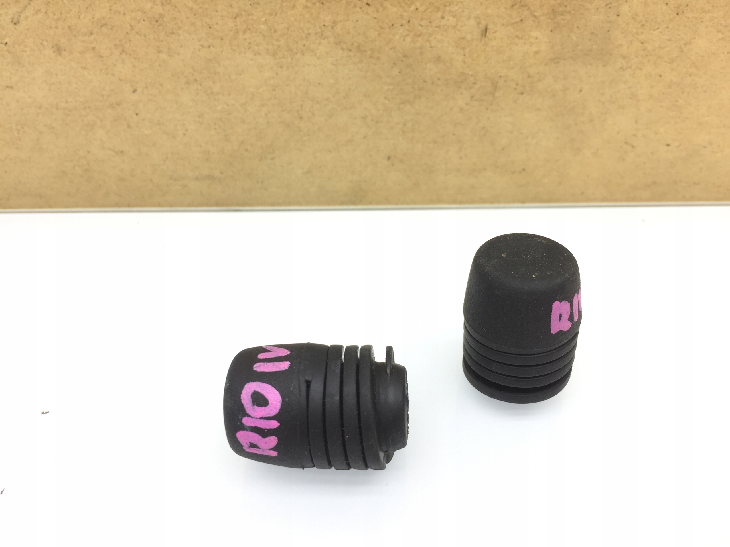 RIO IV 4 18- ODBÓJ ODBOJNIK MASKI POKRYWY SILNIKA