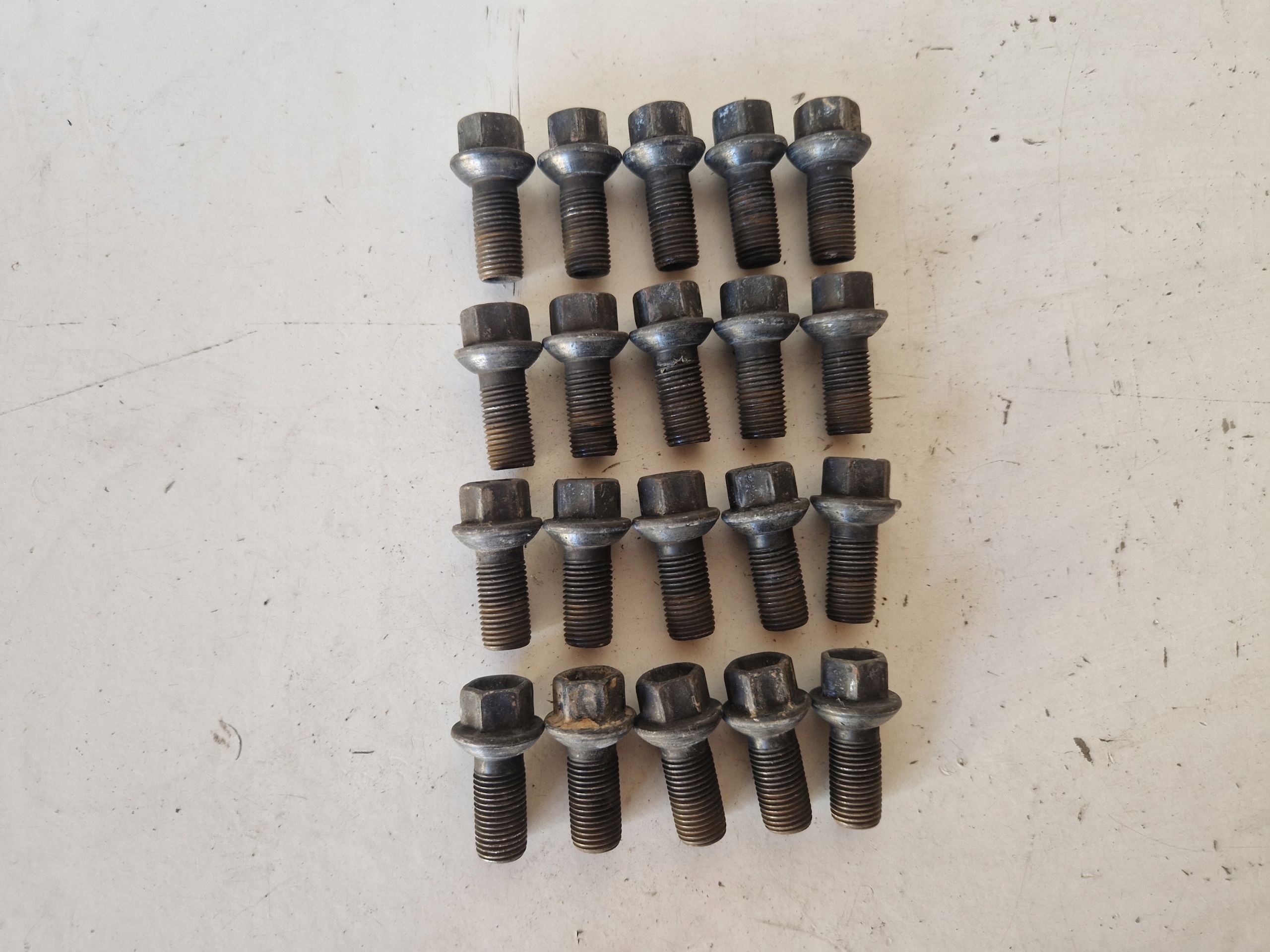 SZPILKA ŚRUBA KOŁA KOMPLET 20SZT MERCEDES W246 1.8 CDI 2013R