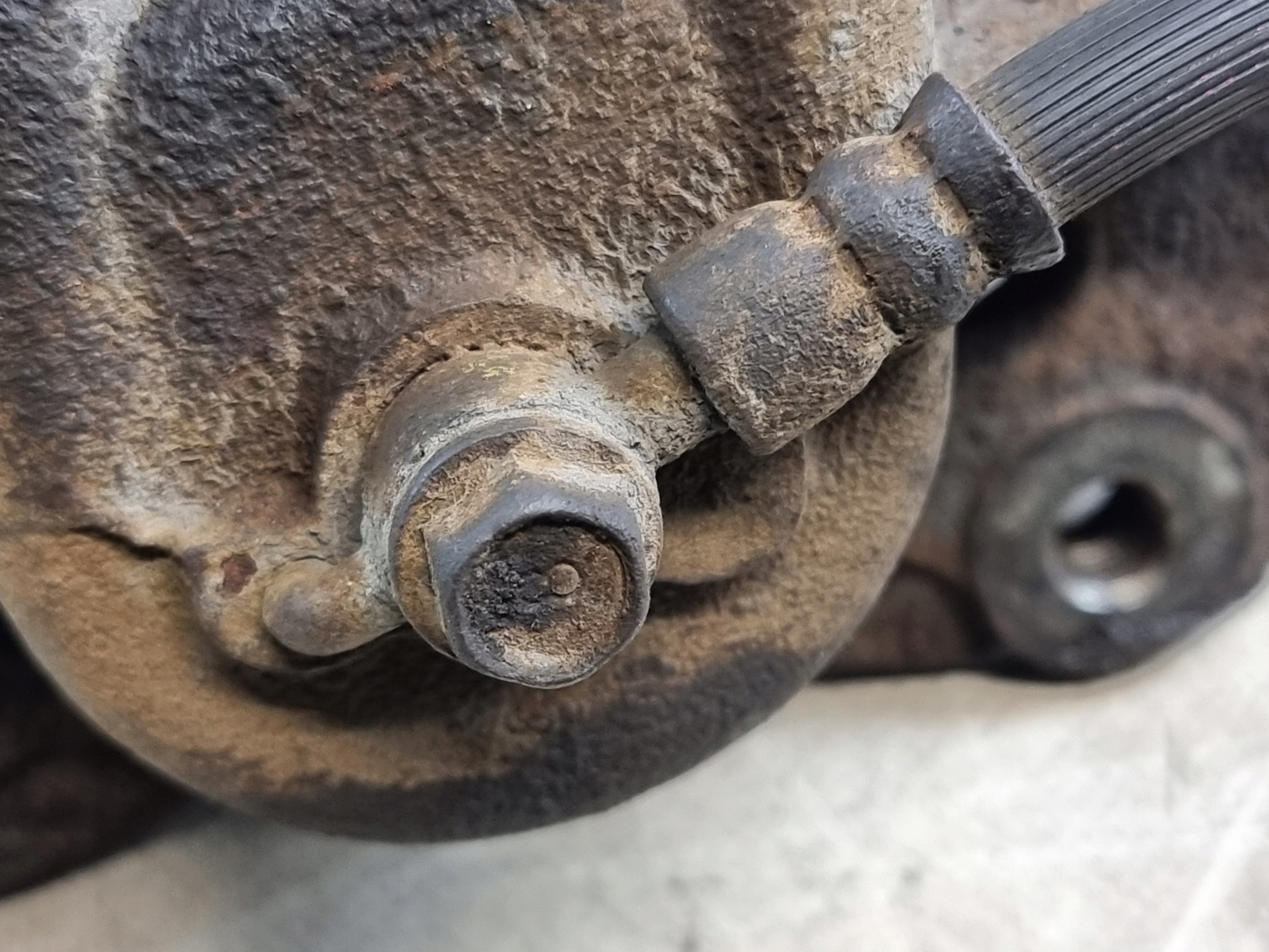 caliper brake left front HYUNDAI I30 and 1.4B 80kW 10r