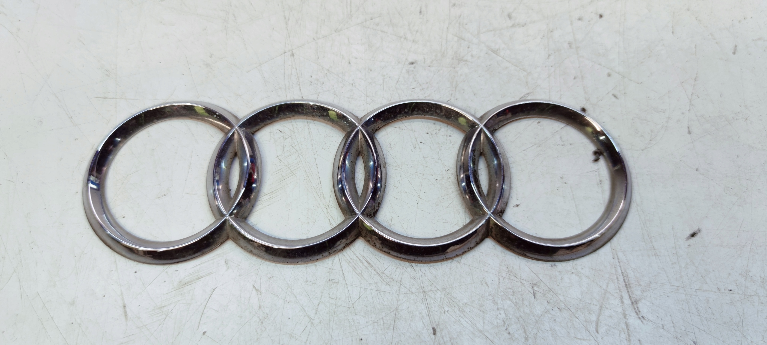 ZNACZEK EMBLEMAT Z KLAPY TYŁ AUDI A4 B7 ORYGINAŁ 180X57