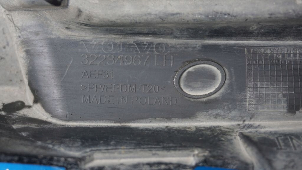VOLVO XC60 II levá mřížka nárazníku předek
