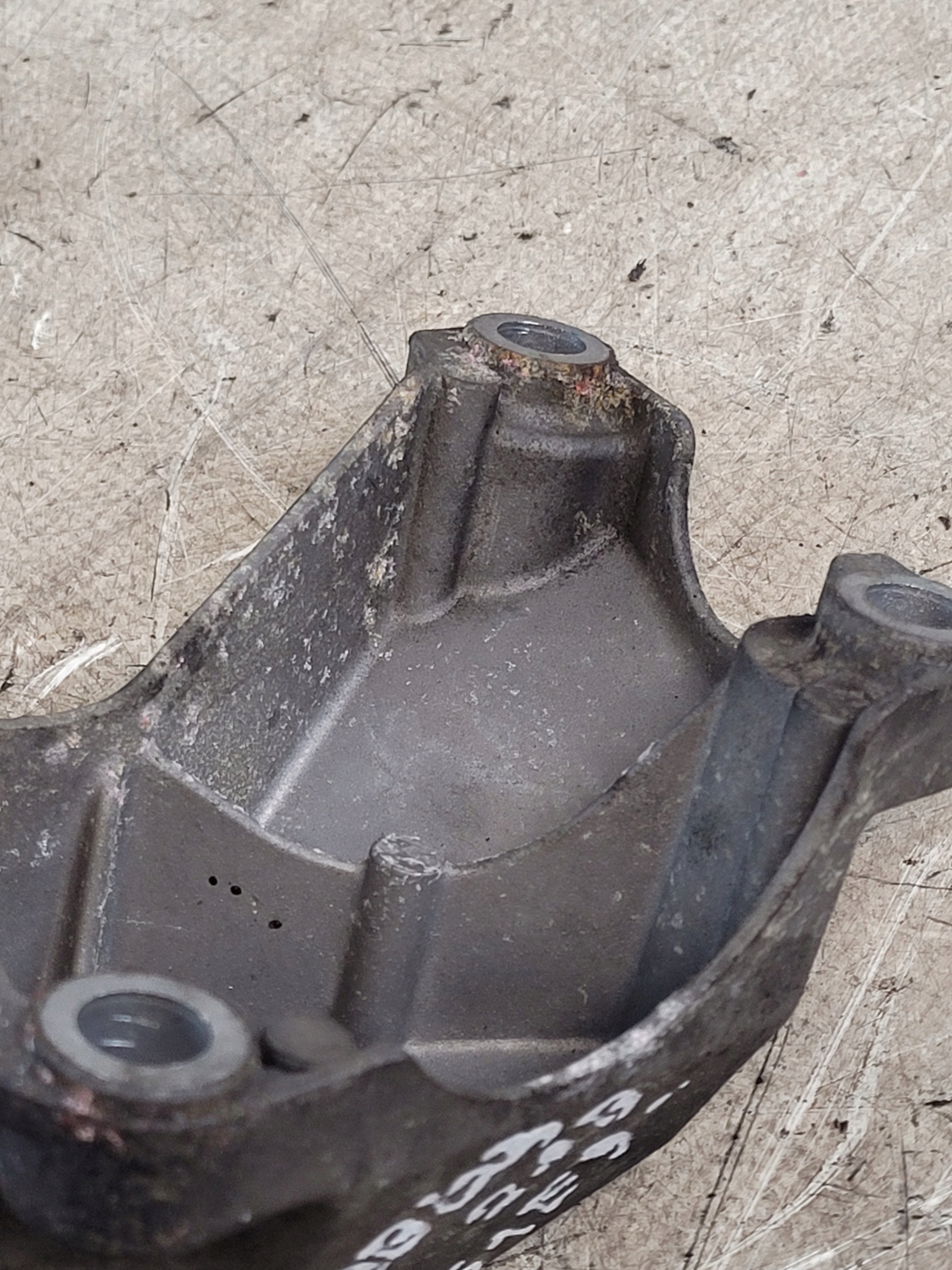 supporto staffa Motore OE 8E0199307A AUDI A4 B6 2.0B ALT 02r.