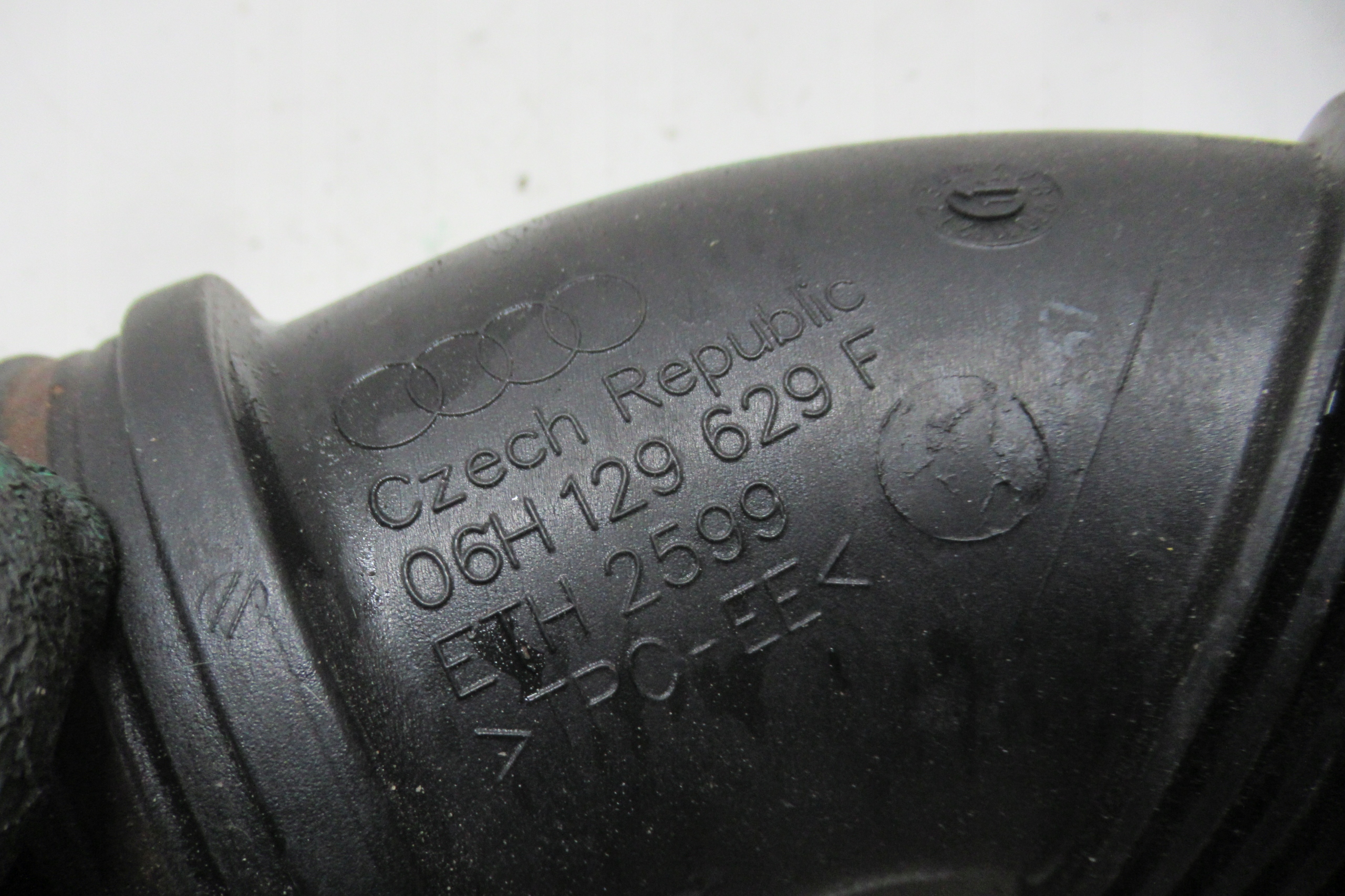 AUDI A4 B8 FL 2.0 TFSI wiring pipe air 06H129629F